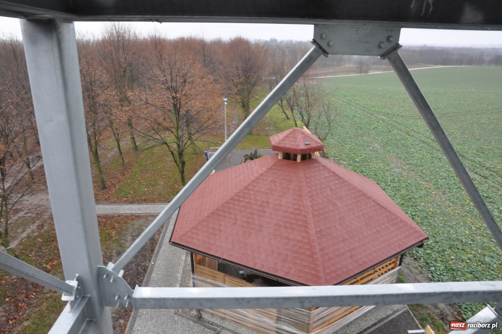 Zdjęcie w galerii na portalu naszraciborz.pl: Zagospodarowano teren przy wieży i tężni w Pietrowicach  wiadomości z regionu