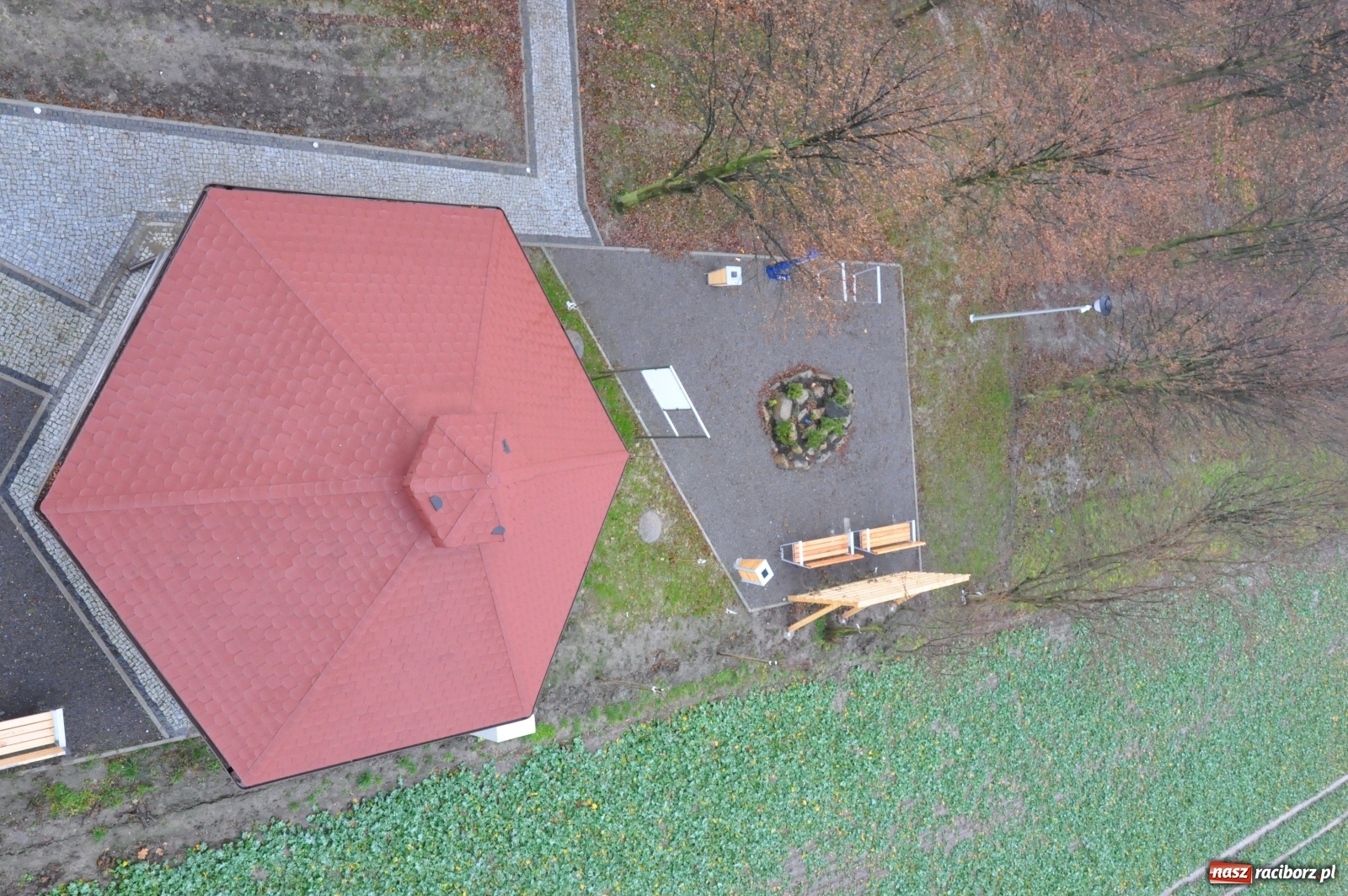 Zdjęcie w galerii na portalu naszraciborz.pl: Zagospodarowano teren przy wieży i tężni w Pietrowicach  wiadomości z regionu