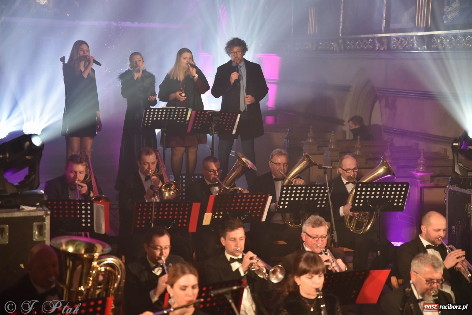 Zdjęcie w galerii na portalu naszraciborz.pl: Koncert świąteczny orkiestry Plania w kościele farnym wiadomości z regionu