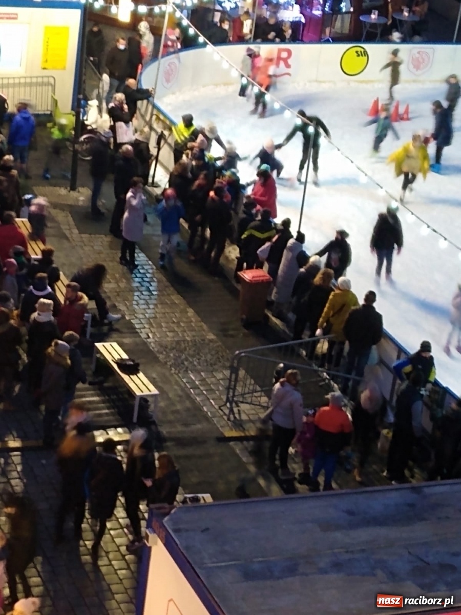 Zdjęcie w galerii na portalu naszraciborz.pl: OSiR zamknął lodowisko na raciborskim Rynku. Powodem rządowe obostrzenia wiadomości z regionu