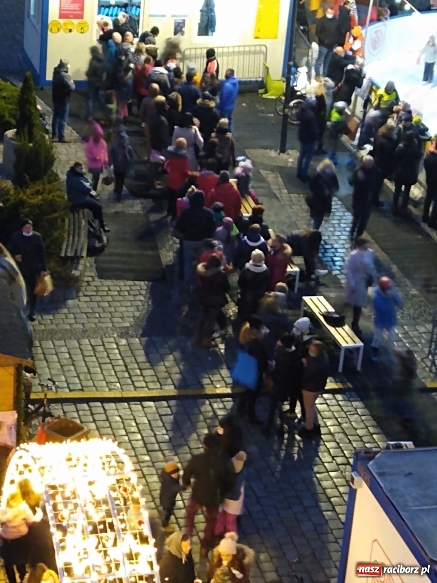 Zdjęcie w galerii na portalu naszraciborz.pl: OSiR zamknął lodowisko na raciborskim Rynku. Powodem rządowe obostrzenia wiadomości z regionu