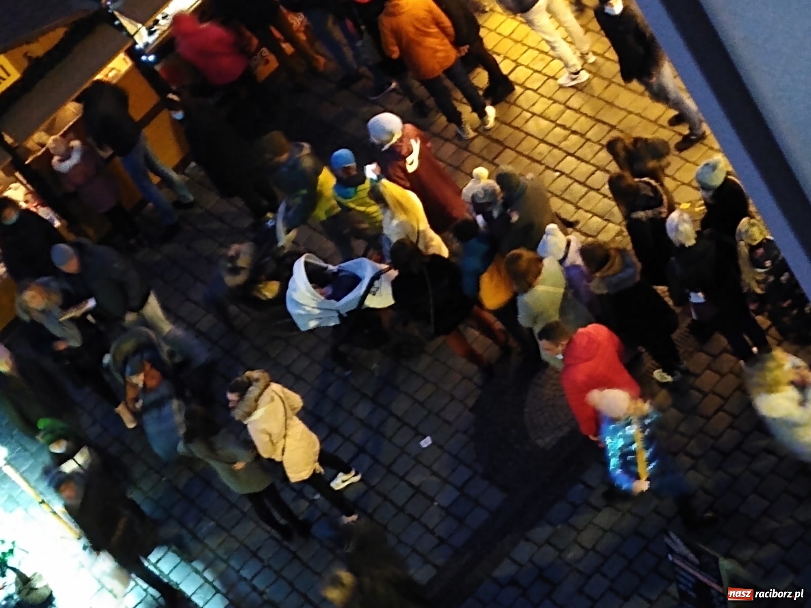 Zdjęcie w galerii na portalu naszraciborz.pl: OSiR zamknął lodowisko na raciborskim Rynku. Powodem rządowe obostrzenia wiadomości z regionu