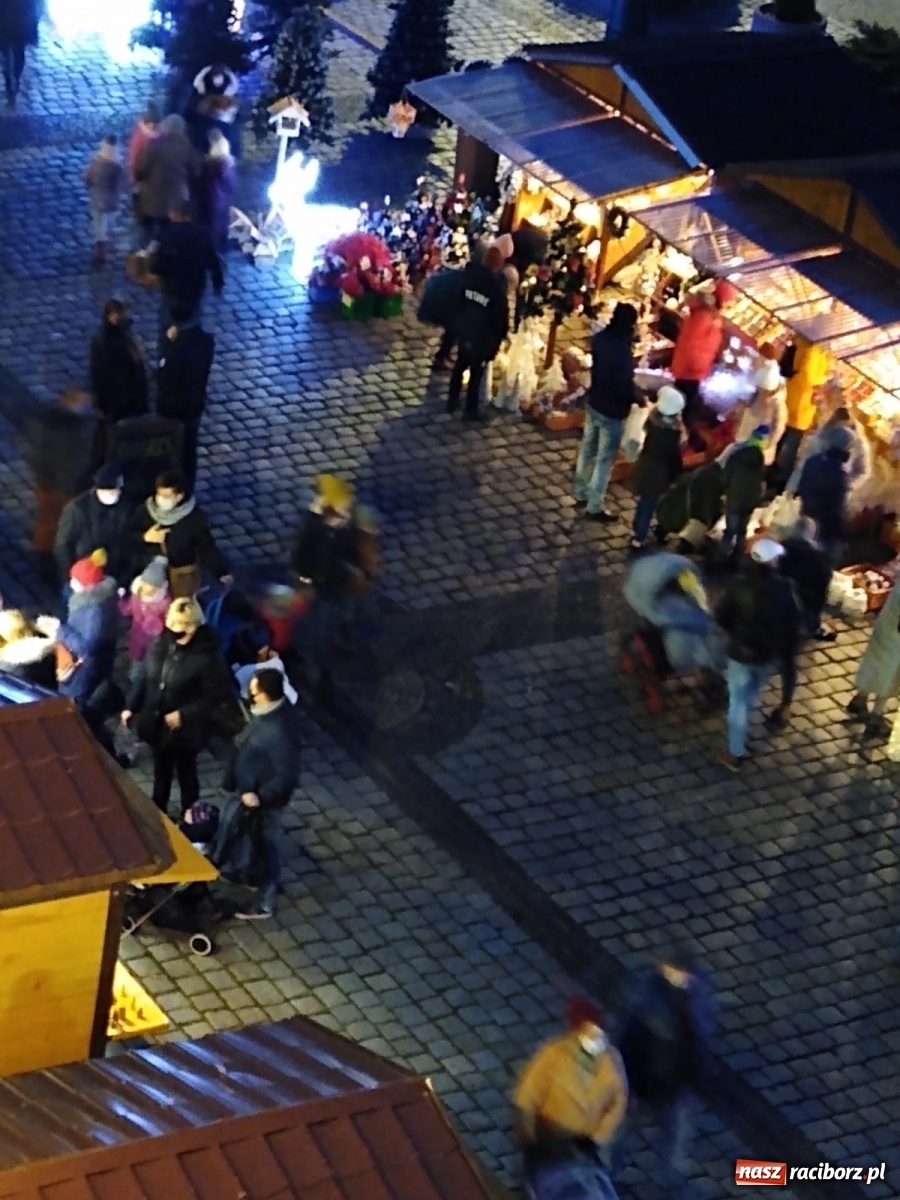 Zdjęcie w galerii na portalu naszraciborz.pl: OSiR zamknął lodowisko na raciborskim Rynku. Powodem rządowe obostrzenia wiadomości z regionu