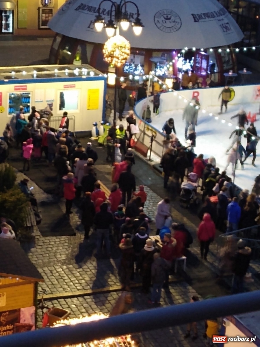 Zdjęcie w galerii na portalu naszraciborz.pl: OSiR zamknął lodowisko na raciborskim Rynku. Powodem rządowe obostrzenia wiadomości z regionu