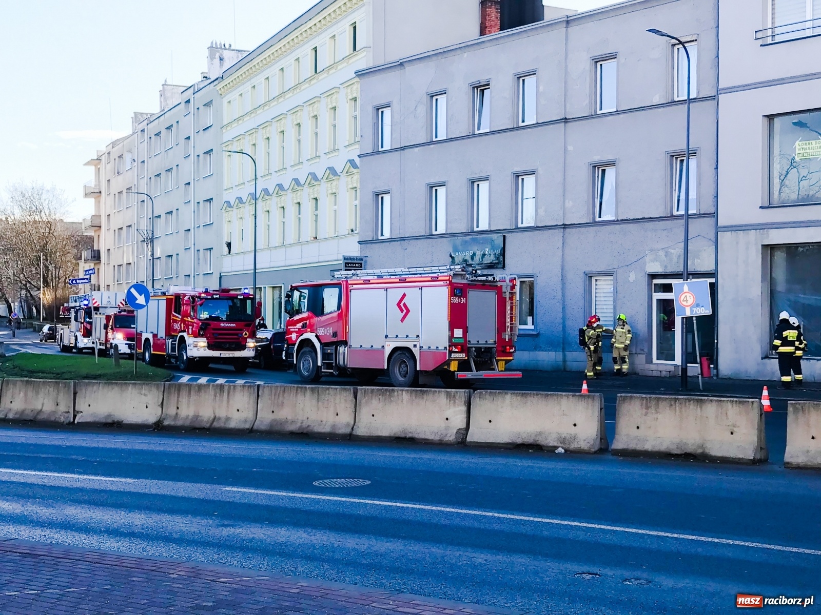 Zdjęcie w galerii na portalu naszraciborz.pl: Akcja straży pożarnej na ulicy Londzina. Ewakuacja 16 osób [FOTO] wiadomości z regionu