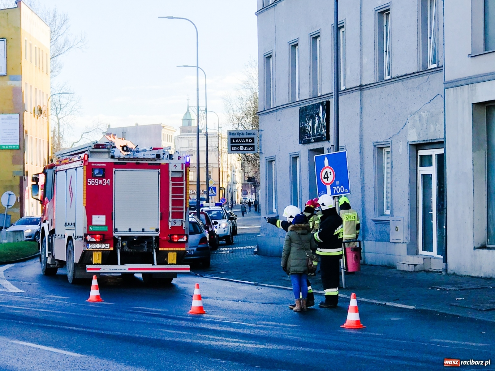 Zdjęcie w galerii na portalu naszraciborz.pl: Akcja straży pożarnej na ulicy Londzina. Ewakuacja 16 osób [FOTO] wiadomości z regionu