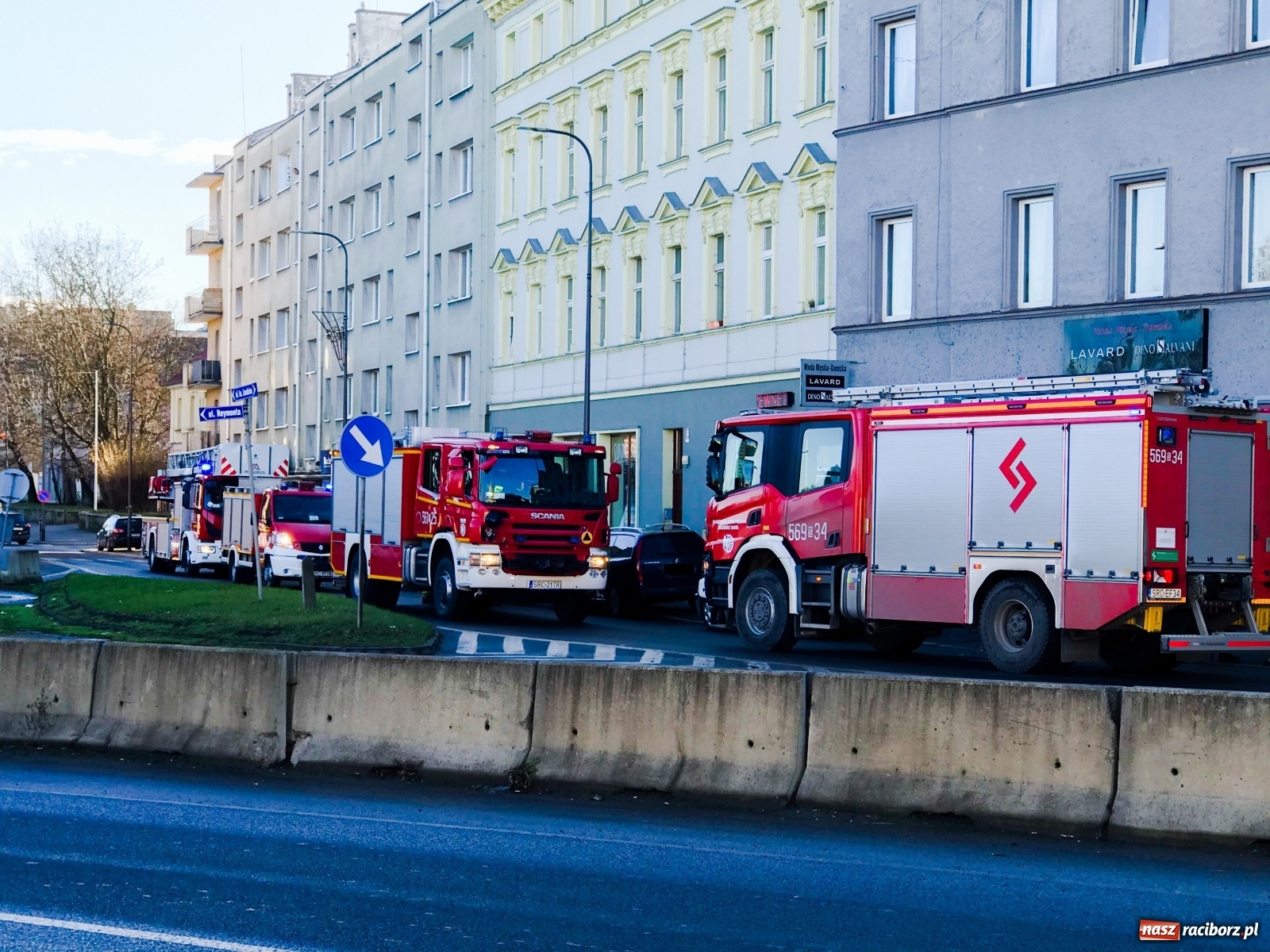 Zdjęcie w galerii na portalu naszraciborz.pl: Akcja straży pożarnej na ulicy Londzina. Ewakuacja 16 osób [FOTO] wiadomości z regionu