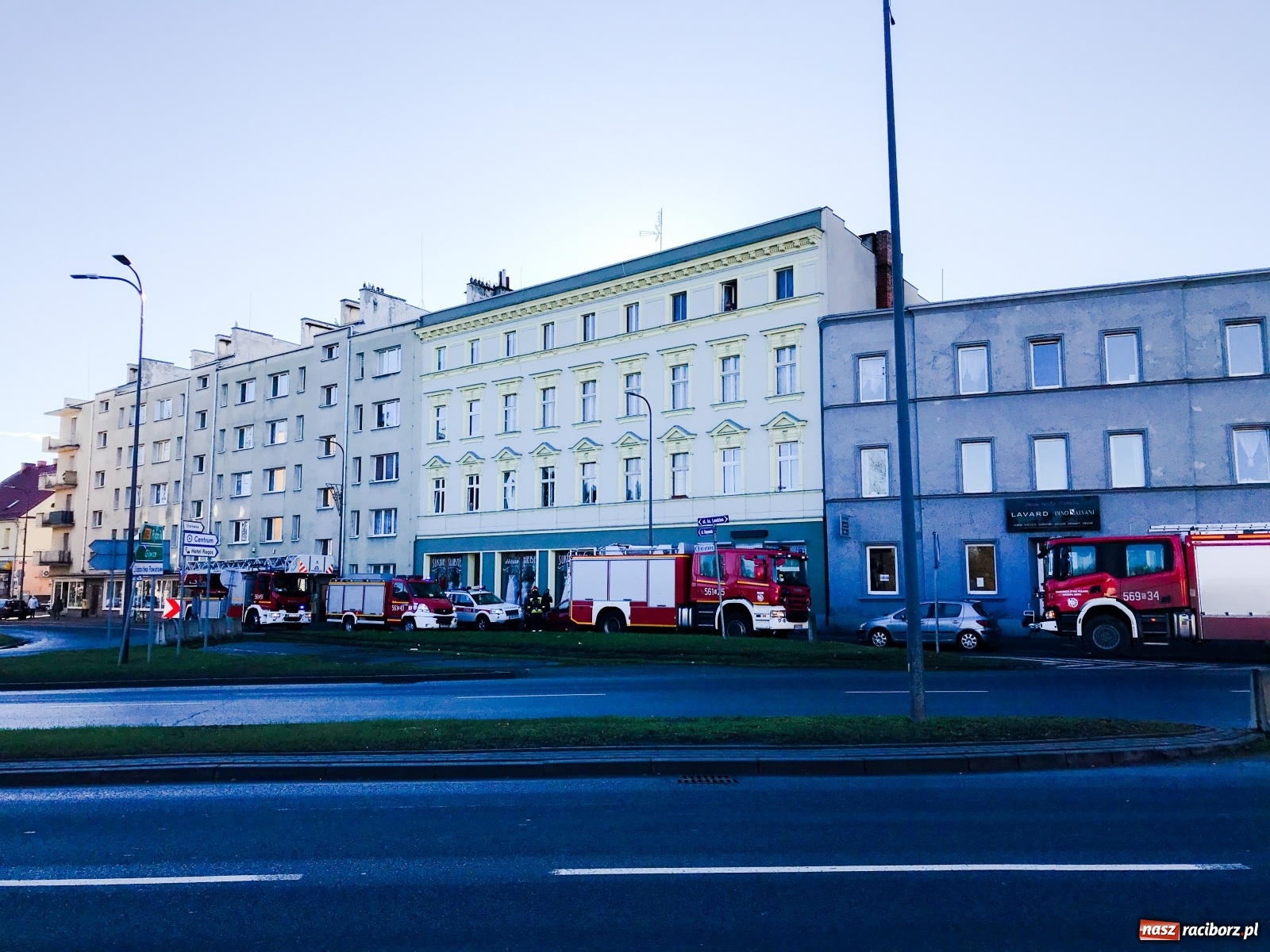 Zdjęcie w galerii na portalu naszraciborz.pl: Akcja straży pożarnej na ulicy Londzina. Ewakuacja 16 osób [FOTO] wiadomości z regionu