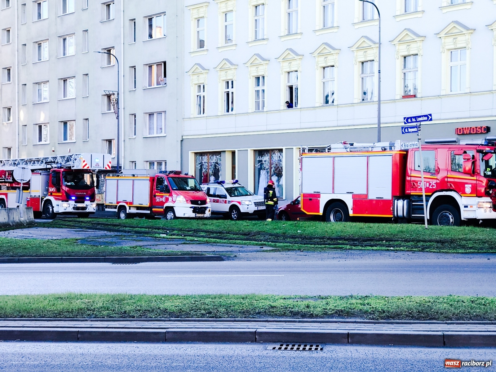Zdjęcie w galerii na portalu naszraciborz.pl: Akcja straży pożarnej na ulicy Londzina. Ewakuacja 16 osób [FOTO] wiadomości z regionu