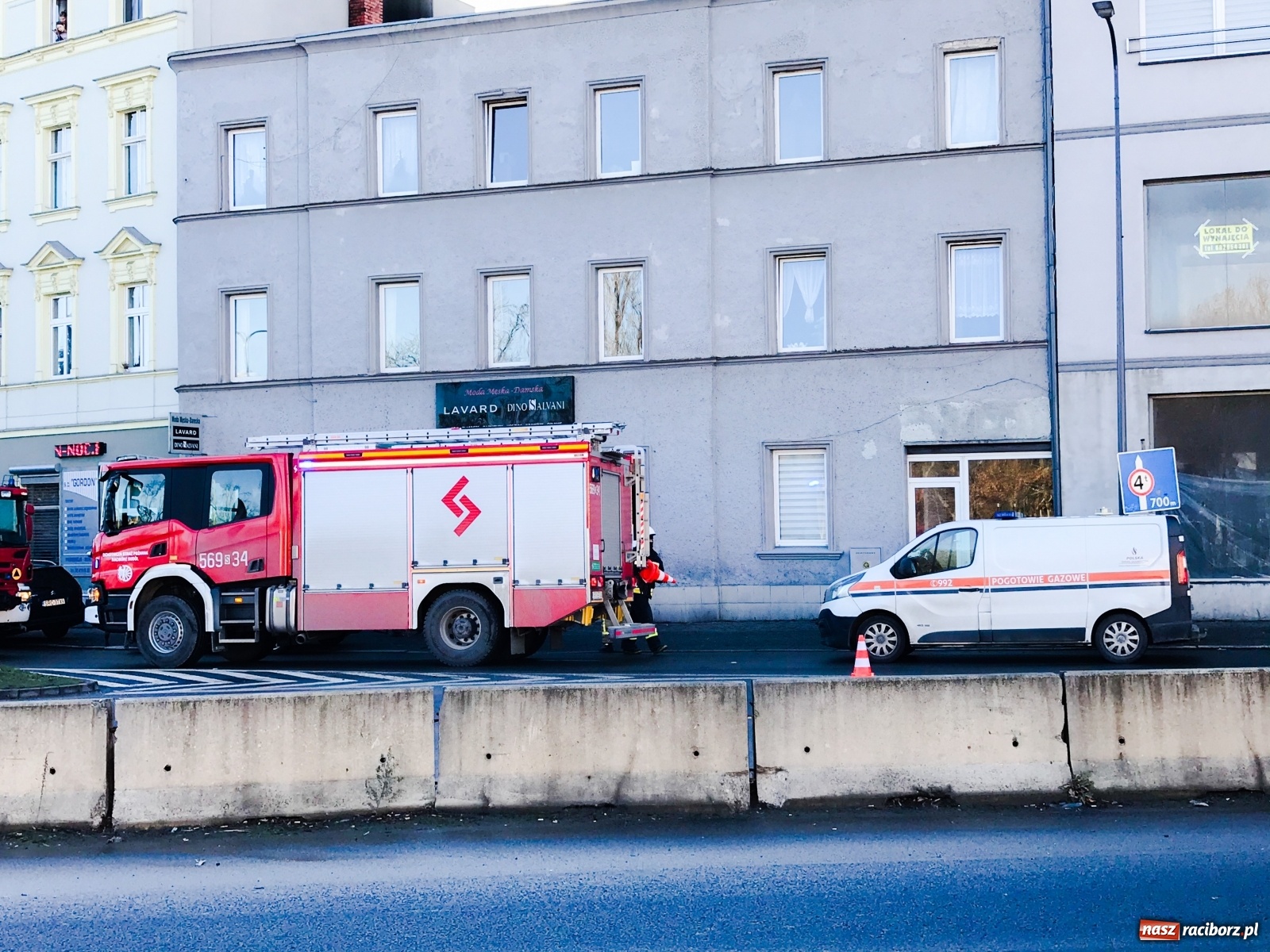 Zdjęcie w galerii na portalu naszraciborz.pl: Akcja straży pożarnej na ulicy Londzina. Ewakuacja 16 osób [FOTO] wiadomości z regionu