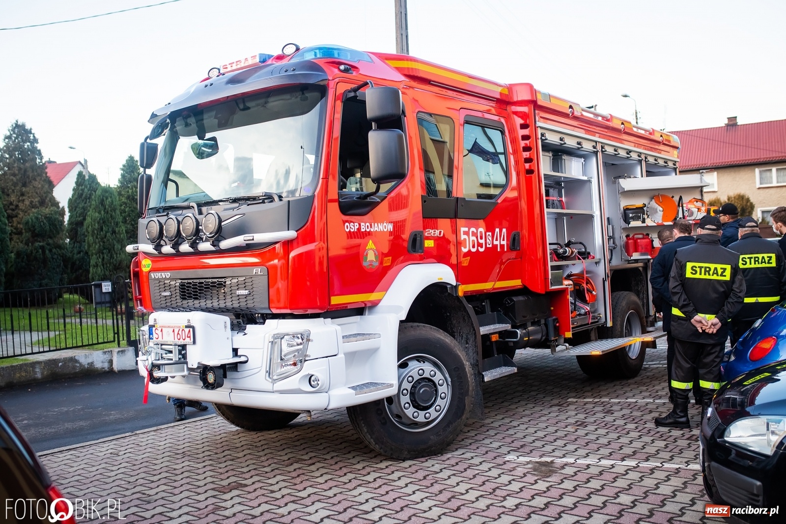 Zdjęcie w galerii na portalu naszraciborz.pl: Strażacy z Bojanowa z nowym volvo [FOTO] wiadomości z regionu