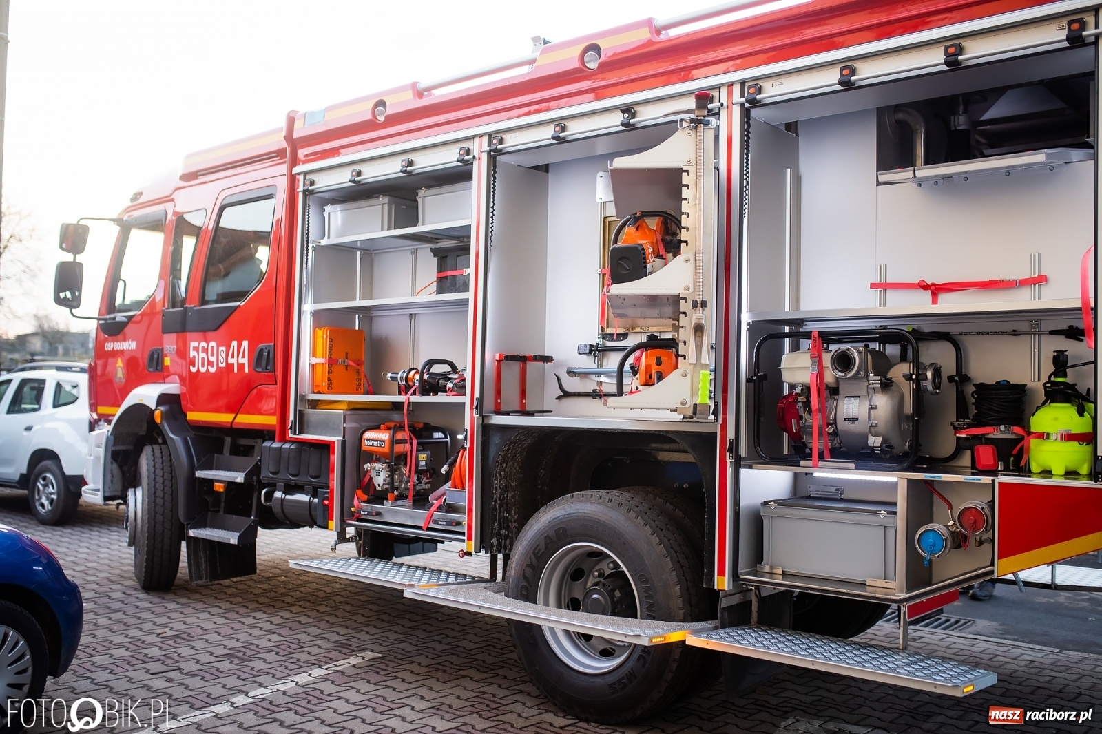 Zdjęcie w galerii na portalu naszraciborz.pl: Strażacy z Bojanowa z nowym volvo [FOTO] wiadomości z regionu