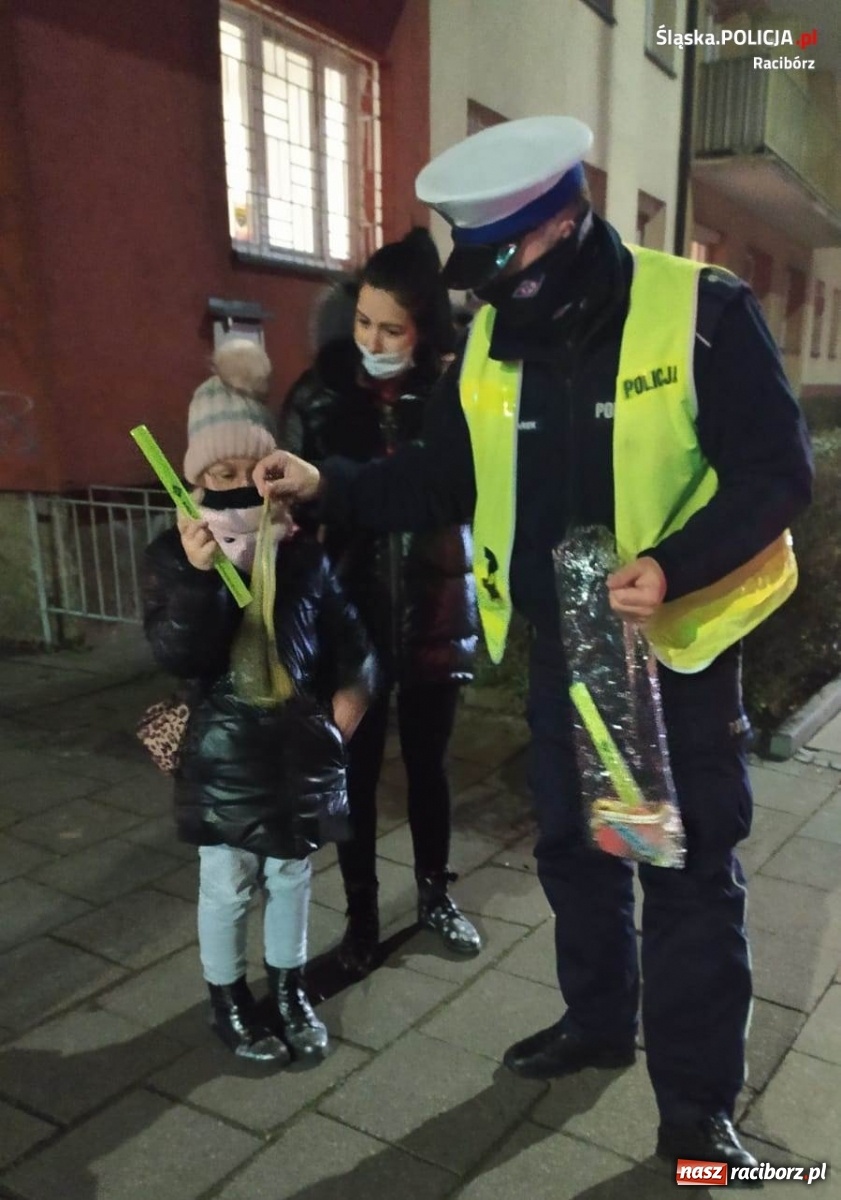 Zdjęcie w galerii na portalu naszraciborz.pl: Raciborska drogówka rozdała kolejne odblaski  wiadomości z regionu