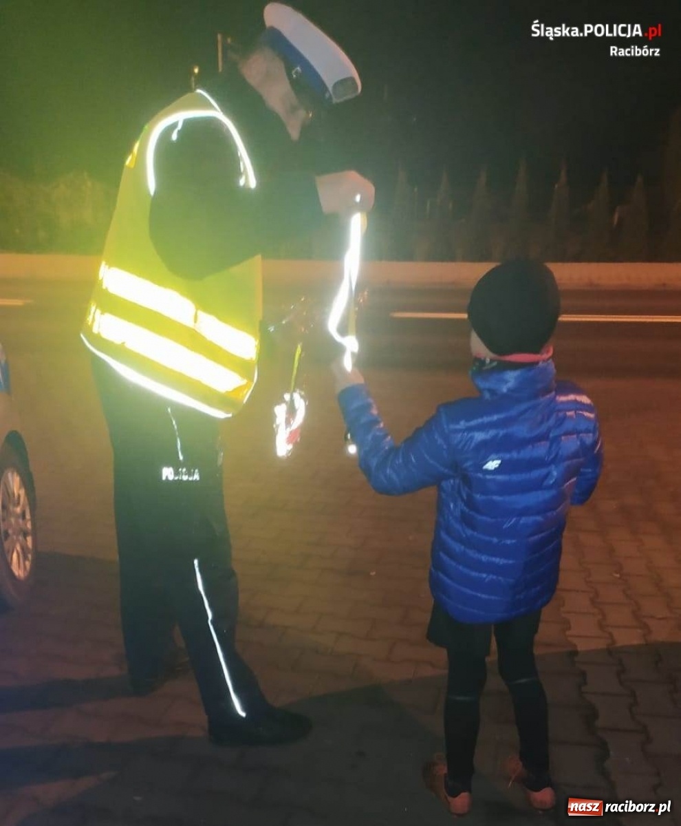 Zdjęcie w galerii na portalu naszraciborz.pl: Raciborska drogówka rozdała kolejne odblaski  wiadomości z regionu