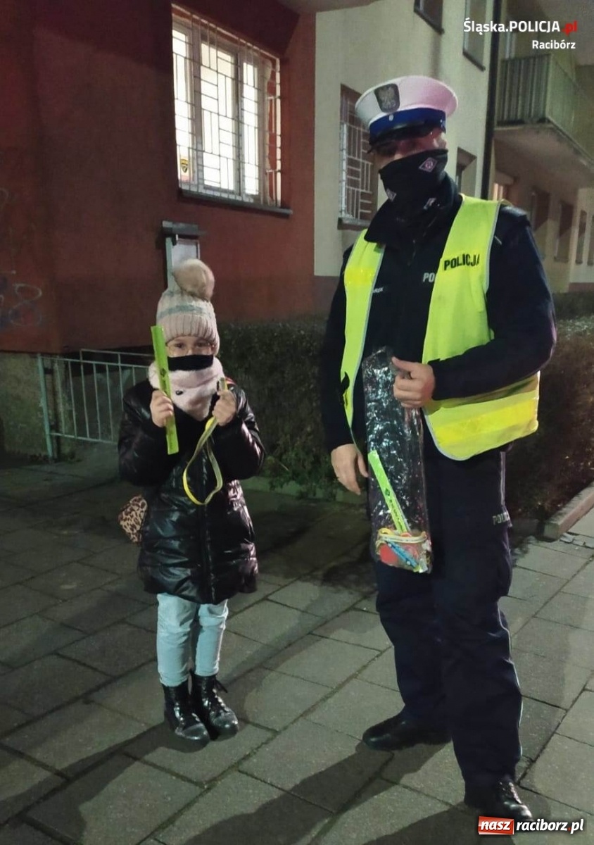 Zdjęcie w galerii na portalu naszraciborz.pl: Raciborska drogówka rozdała kolejne odblaski  wiadomości z regionu