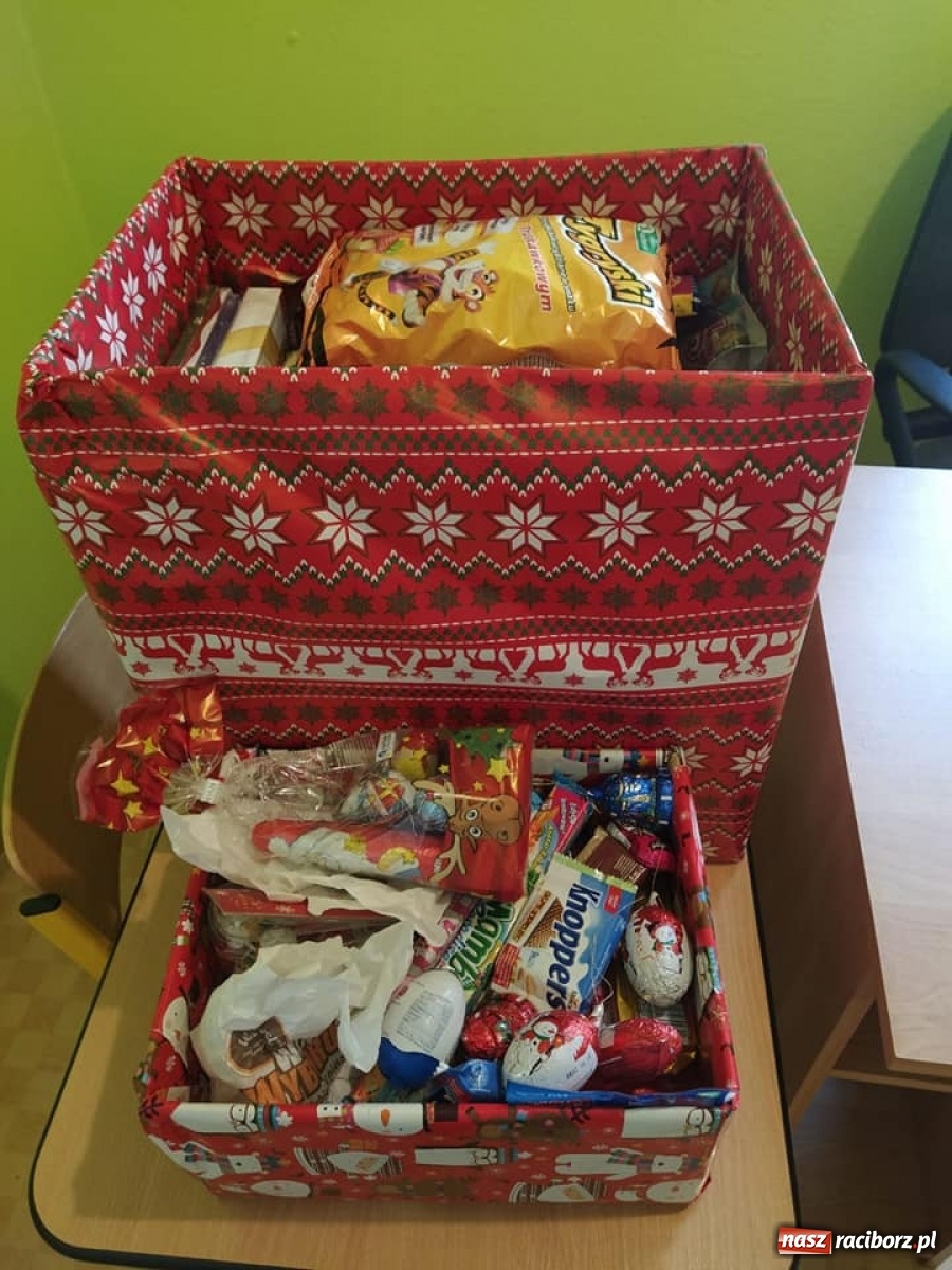 Zdjęcie w galerii na portalu naszraciborz.pl: Zespół fletowy SP 13 nagrywa on-line wiadomości z regionu