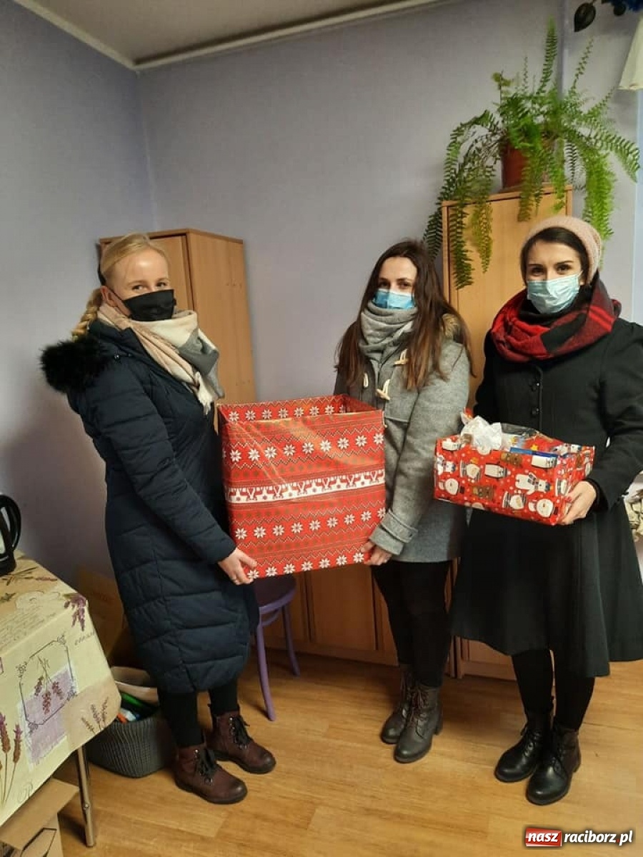 Zdjęcie w galerii na portalu naszraciborz.pl: Zespół fletowy SP 13 nagrywa on-line wiadomości z regionu