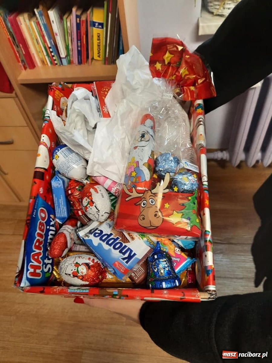 Zdjęcie w galerii na portalu naszraciborz.pl: Zespół fletowy SP 13 nagrywa on-line wiadomości z regionu