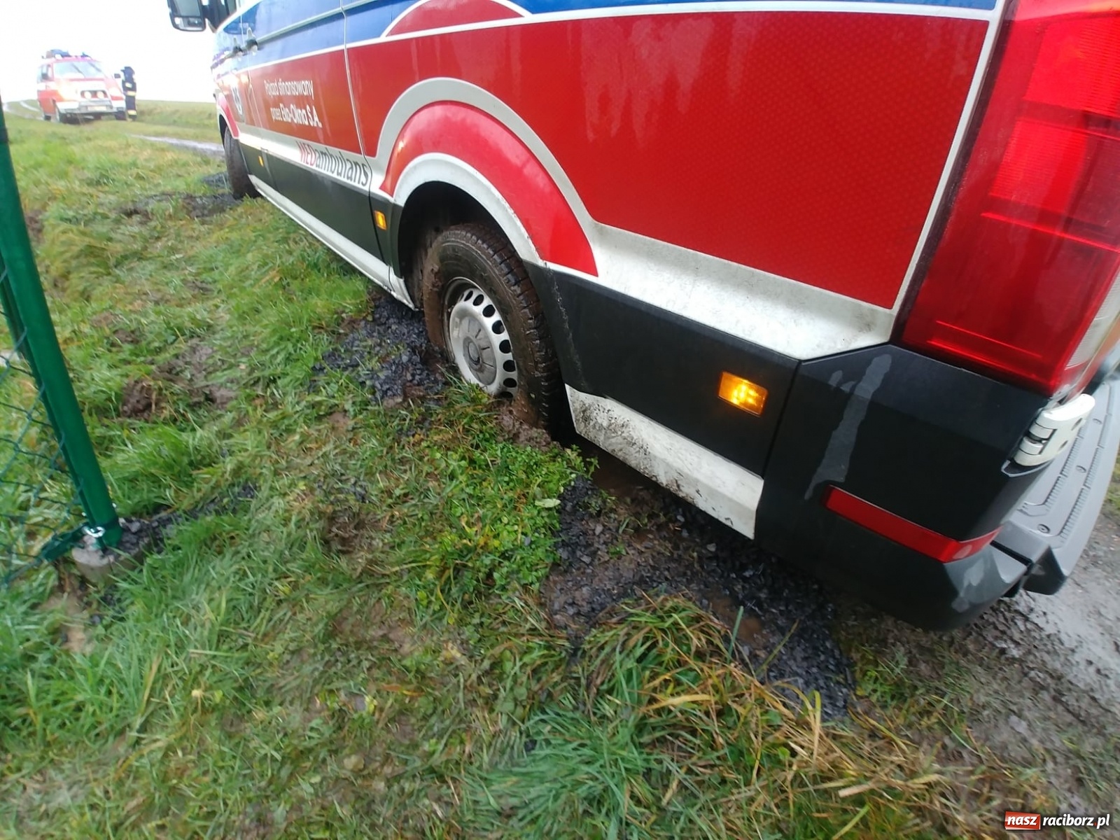 Zdjęcie w galerii na portalu naszraciborz.pl: Łańce. Karetka ugrzęzła w błocie. Pomogli strażacy wiadomości z regionu