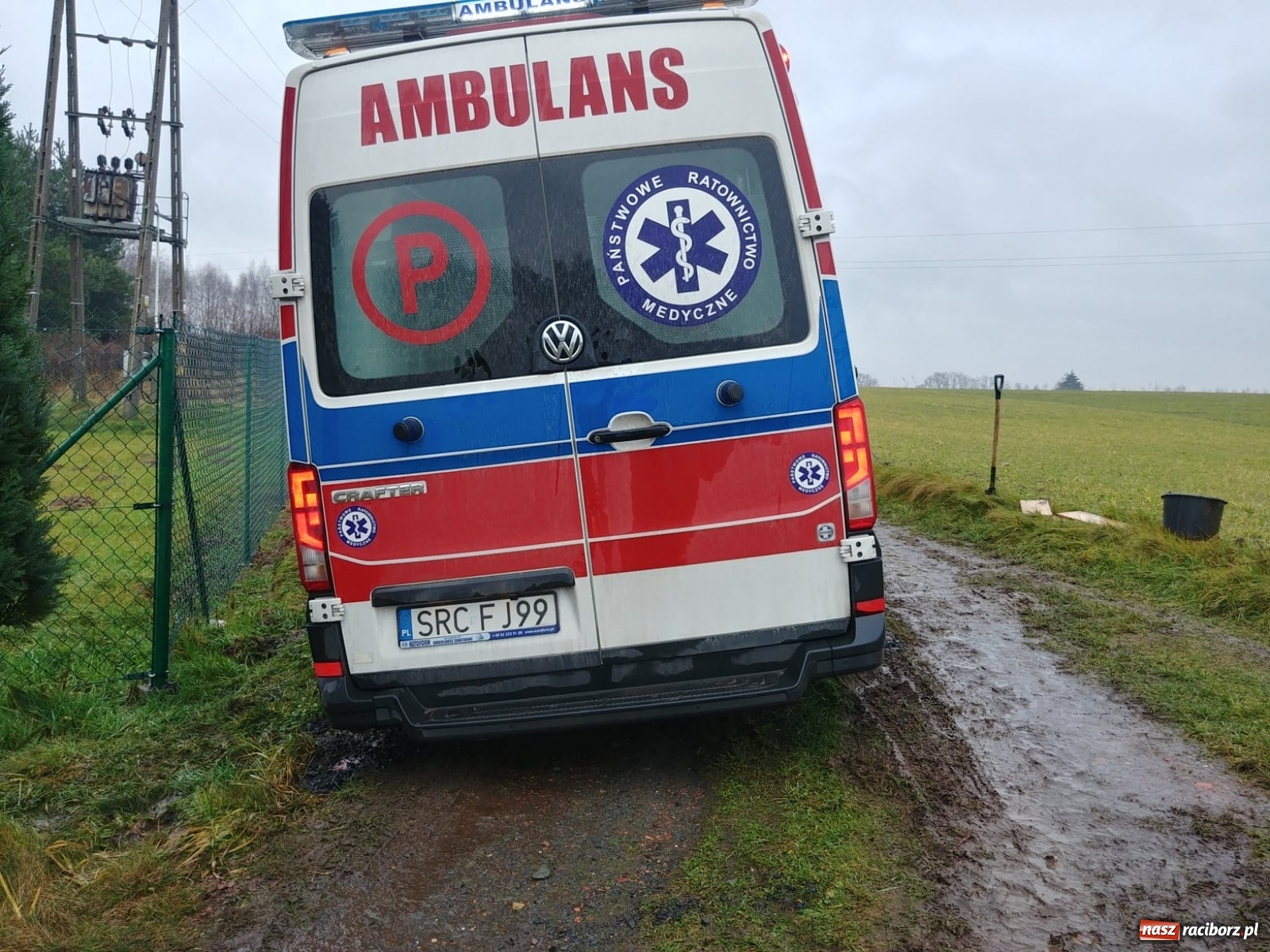Zdjęcie w galerii na portalu naszraciborz.pl: Łańce. Karetka ugrzęzła w błocie. Pomogli strażacy wiadomości z regionu
