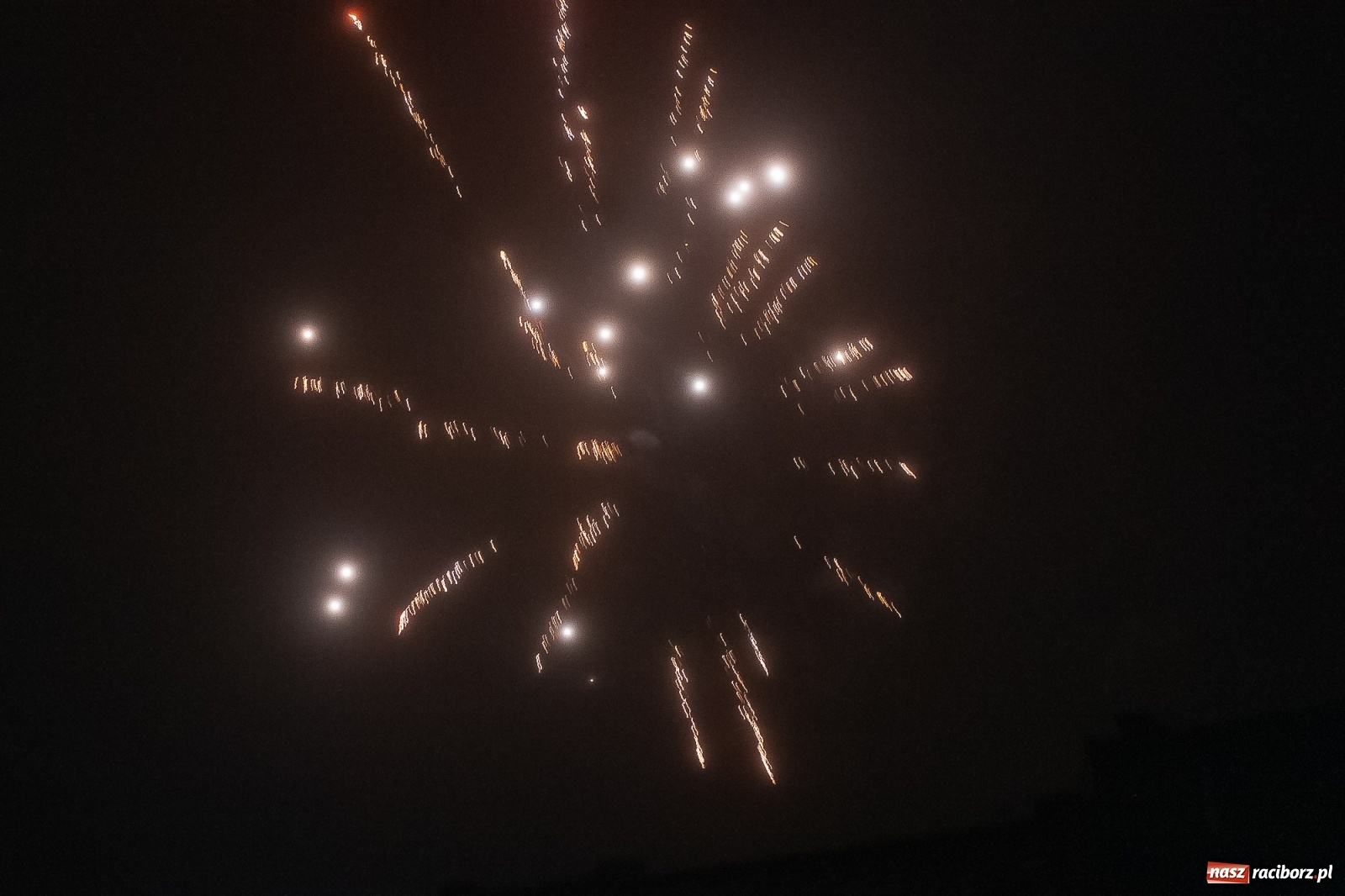 Zdjęcie w galerii na portalu naszraciborz.pl: Raciborzanie na domówkach powitali nowy rok. Nieliczni na Rynku [FOTO, WIDEO] wiadomości z regionu