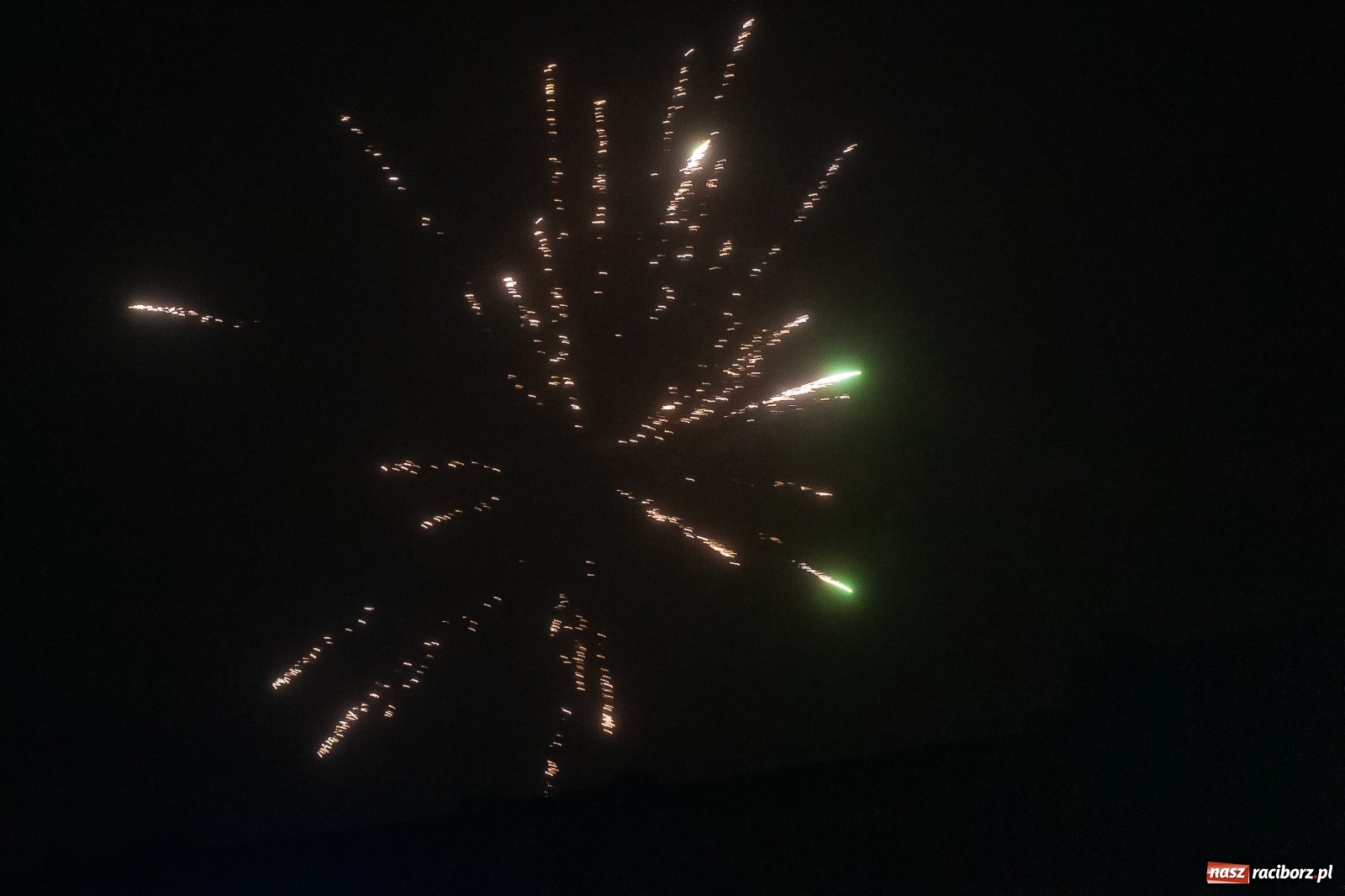 Zdjęcie w galerii na portalu naszraciborz.pl: Raciborzanie na domówkach powitali nowy rok. Nieliczni na Rynku [FOTO, WIDEO] wiadomości z regionu