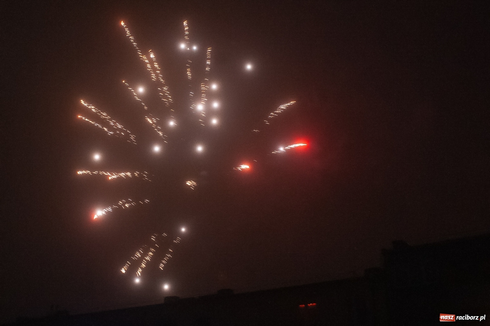 Zdjęcie w galerii na portalu naszraciborz.pl: Raciborzanie na domówkach powitali nowy rok. Nieliczni na Rynku [FOTO, WIDEO] wiadomości z regionu