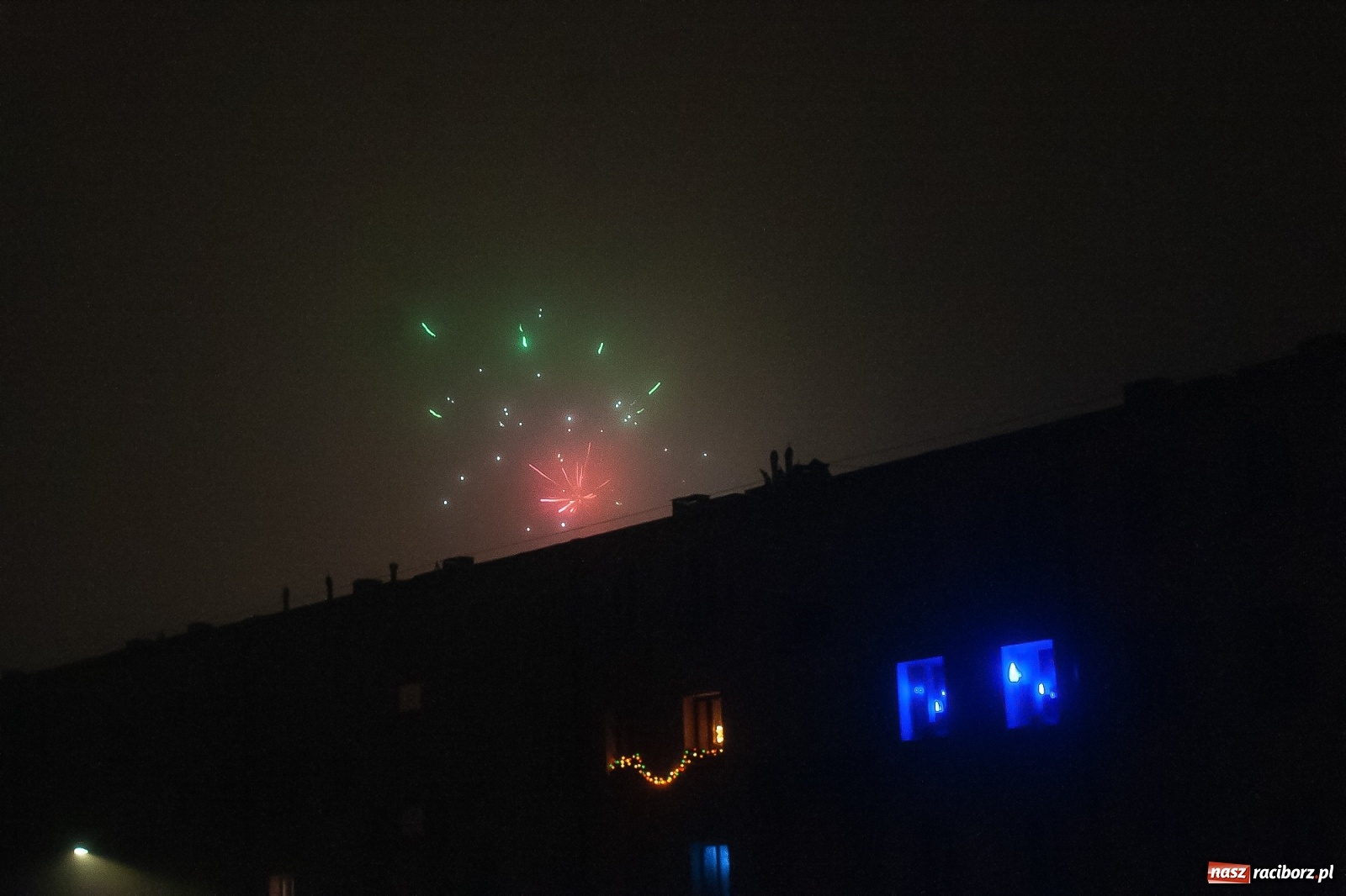 Zdjęcie w galerii na portalu naszraciborz.pl: Raciborzanie na domówkach powitali nowy rok. Nieliczni na Rynku [FOTO, WIDEO] wiadomości z regionu
