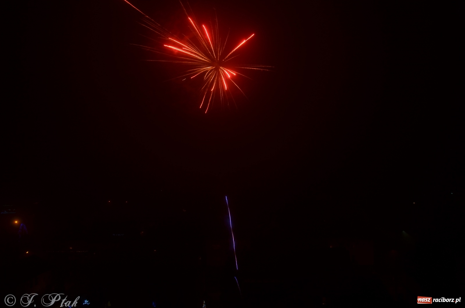 Zdjęcie w galerii na portalu naszraciborz.pl: Raciborzanie na domówkach powitali nowy rok. Nieliczni na Rynku [FOTO, WIDEO] wiadomości z regionu