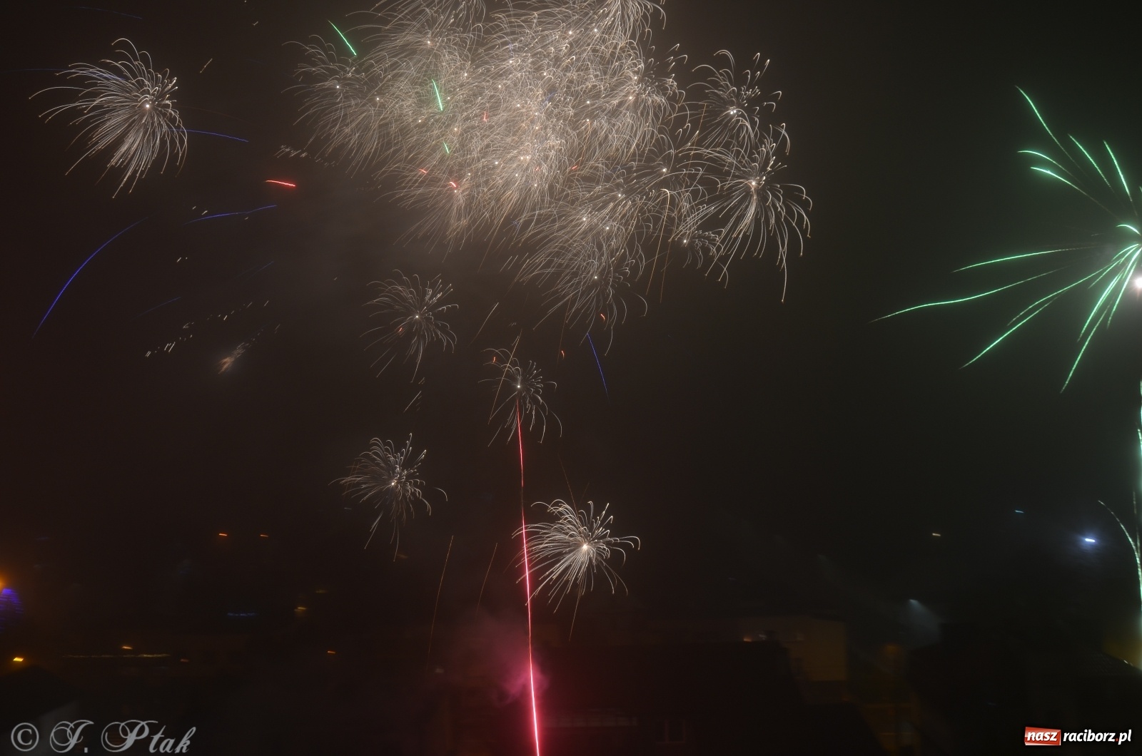 Zdjęcie w galerii na portalu naszraciborz.pl: Raciborzanie na domówkach powitali nowy rok. Nieliczni na Rynku [FOTO, WIDEO] wiadomości z regionu