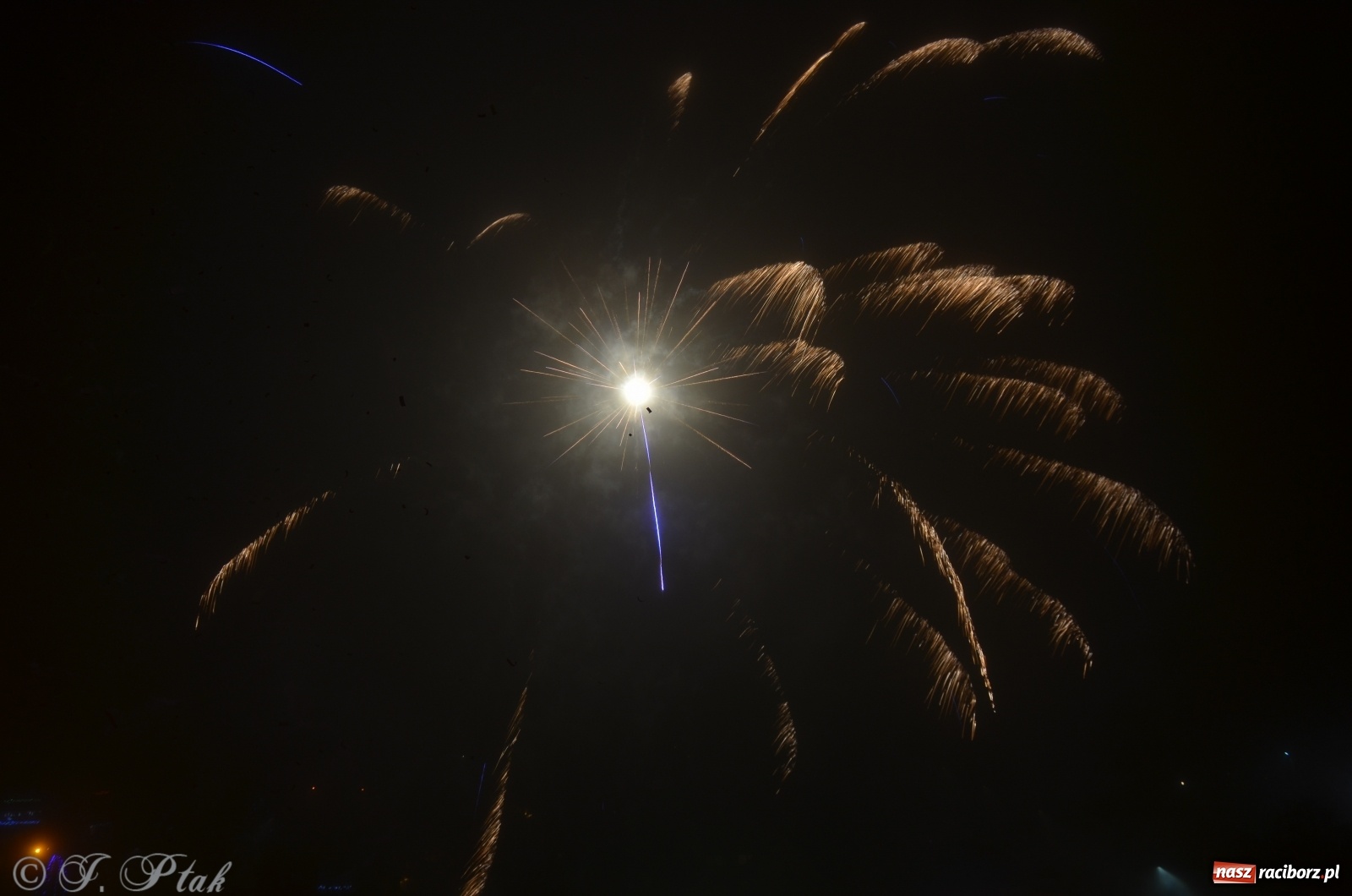 Zdjęcie w galerii na portalu naszraciborz.pl: Raciborzanie na domówkach powitali nowy rok. Nieliczni na Rynku [FOTO, WIDEO] wiadomości z regionu