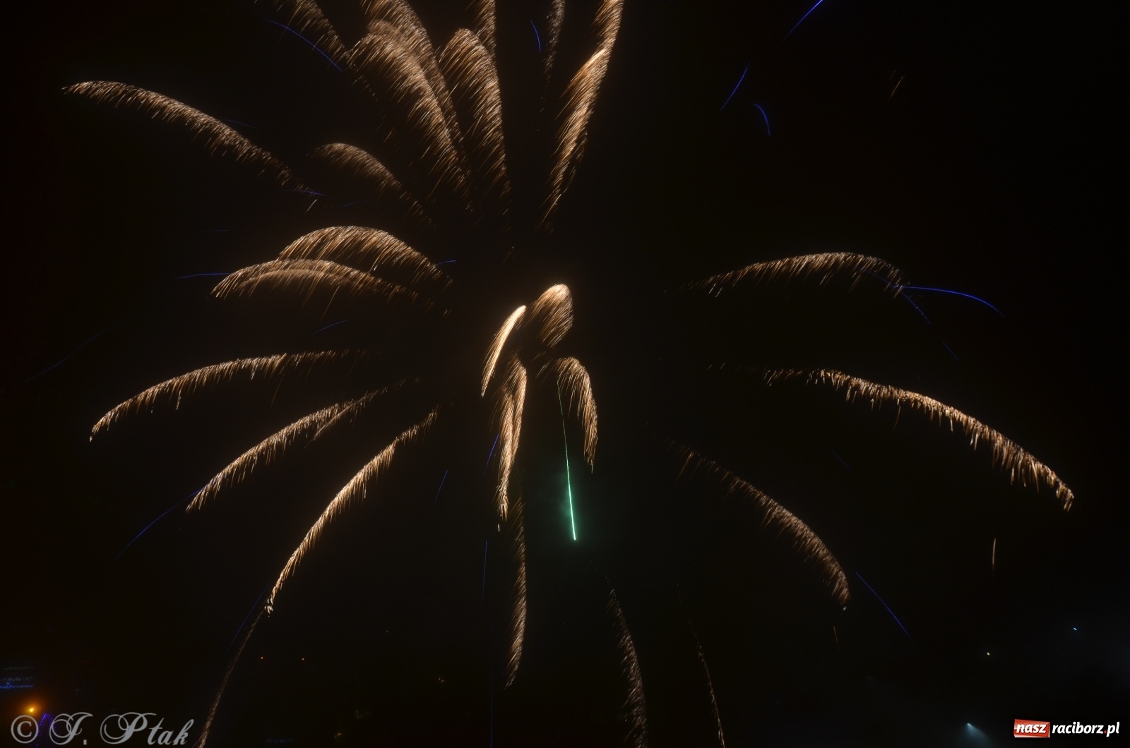 Zdjęcie w galerii na portalu naszraciborz.pl: Raciborzanie na domówkach powitali nowy rok. Nieliczni na Rynku [FOTO, WIDEO] wiadomości z regionu