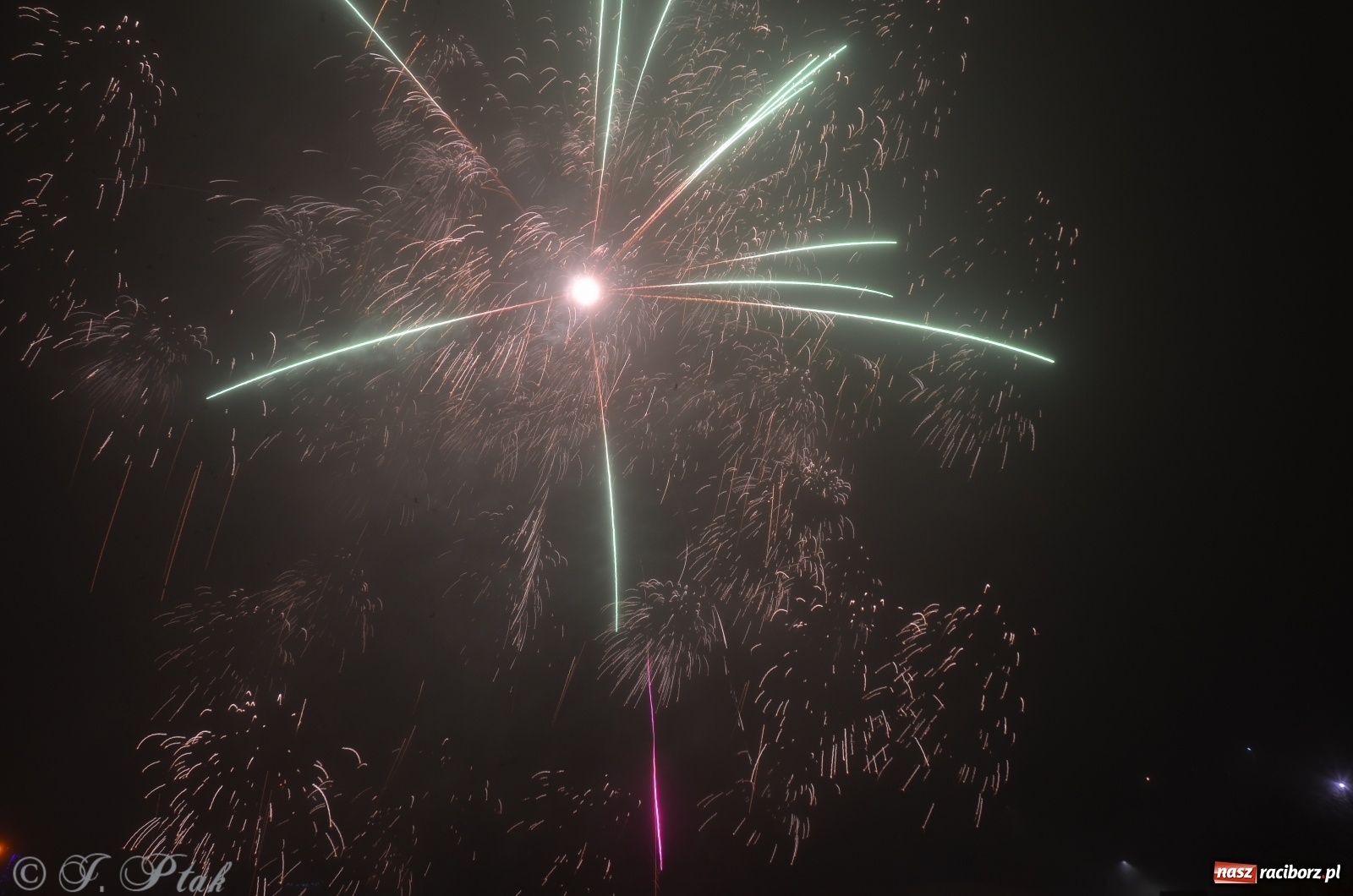 Zdjęcie w galerii na portalu naszraciborz.pl: Raciborzanie na domówkach powitali nowy rok. Nieliczni na Rynku [FOTO, WIDEO] wiadomości z regionu