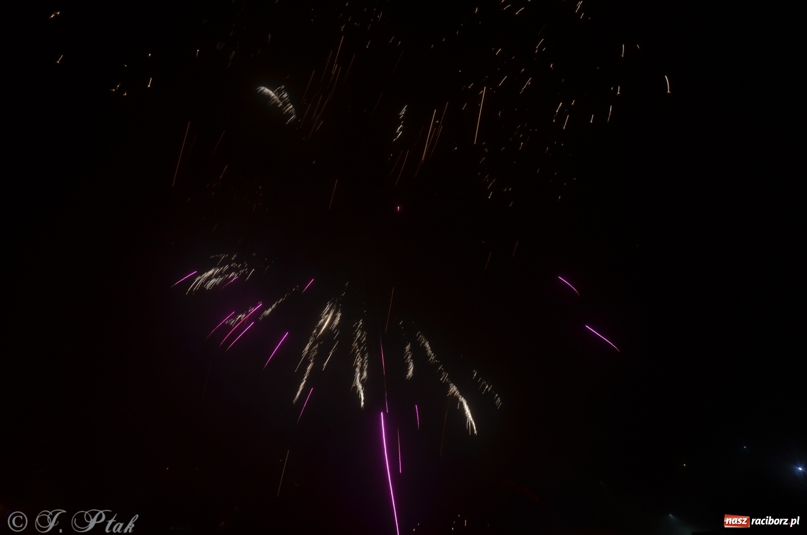 Zdjęcie w galerii na portalu naszraciborz.pl: Raciborzanie na domówkach powitali nowy rok. Nieliczni na Rynku [FOTO, WIDEO] wiadomości z regionu