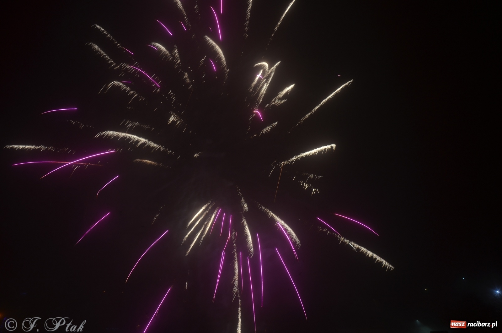 Zdjęcie w galerii na portalu naszraciborz.pl: Raciborzanie na domówkach powitali nowy rok. Nieliczni na Rynku [FOTO, WIDEO] wiadomości z regionu