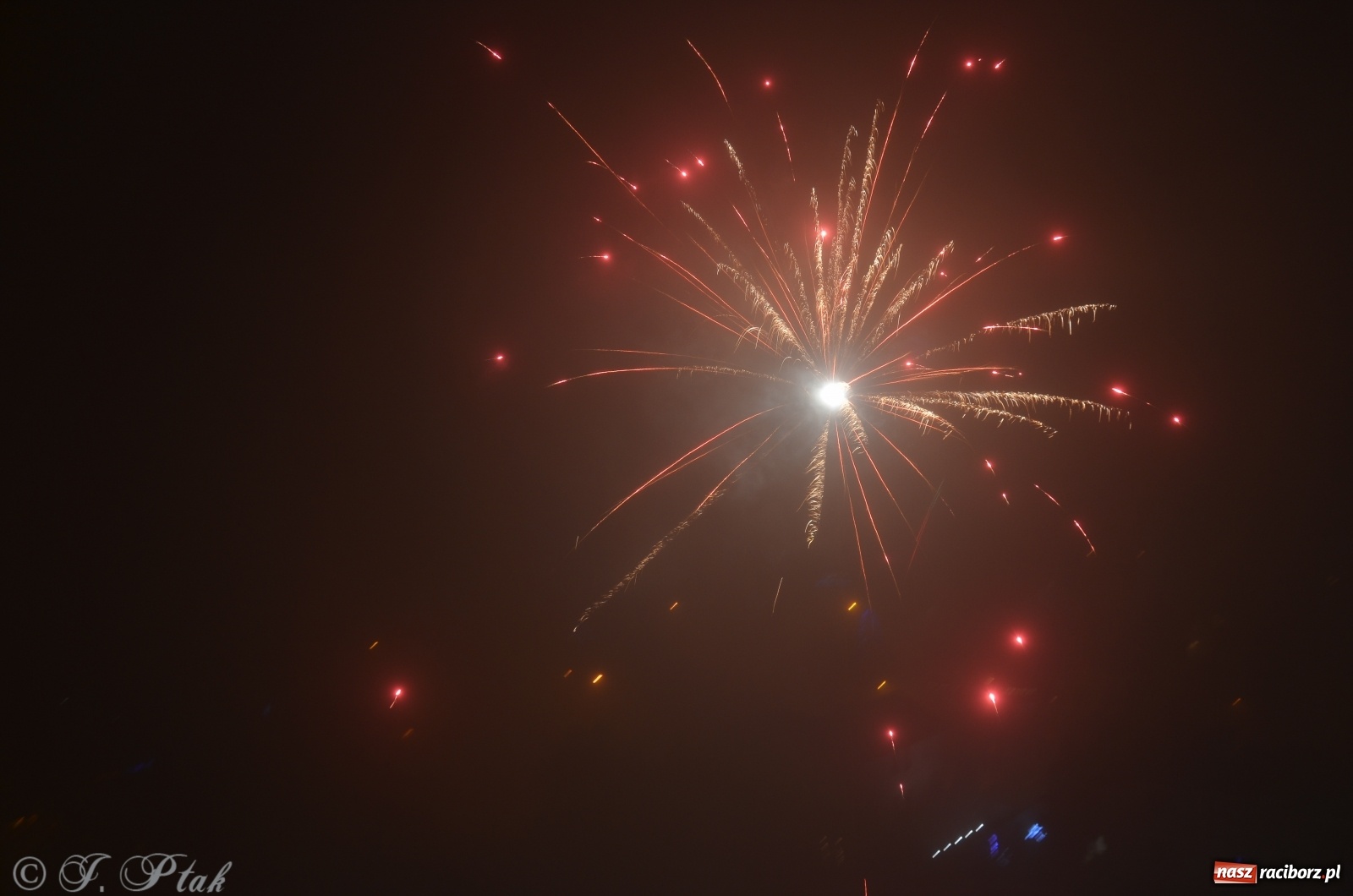 Zdjęcie w galerii na portalu naszraciborz.pl: Raciborzanie na domówkach powitali nowy rok. Nieliczni na Rynku [FOTO, WIDEO] wiadomości z regionu