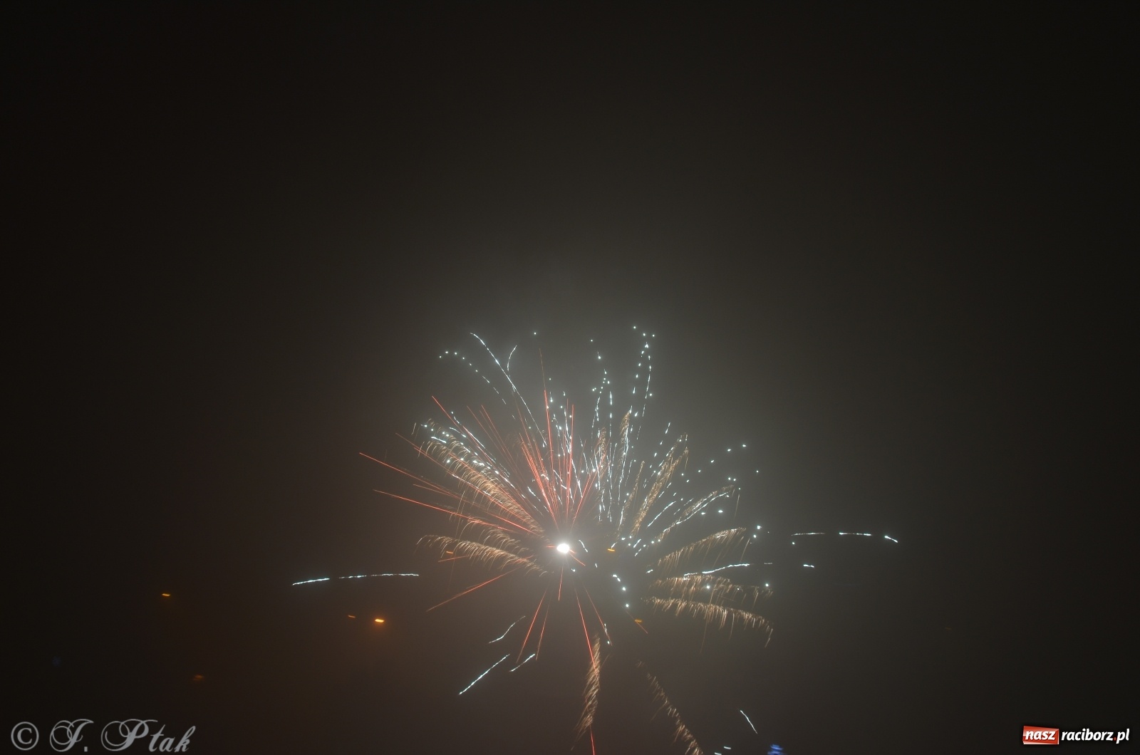 Zdjęcie w galerii na portalu naszraciborz.pl: Raciborzanie na domówkach powitali nowy rok. Nieliczni na Rynku [FOTO, WIDEO] wiadomości z regionu