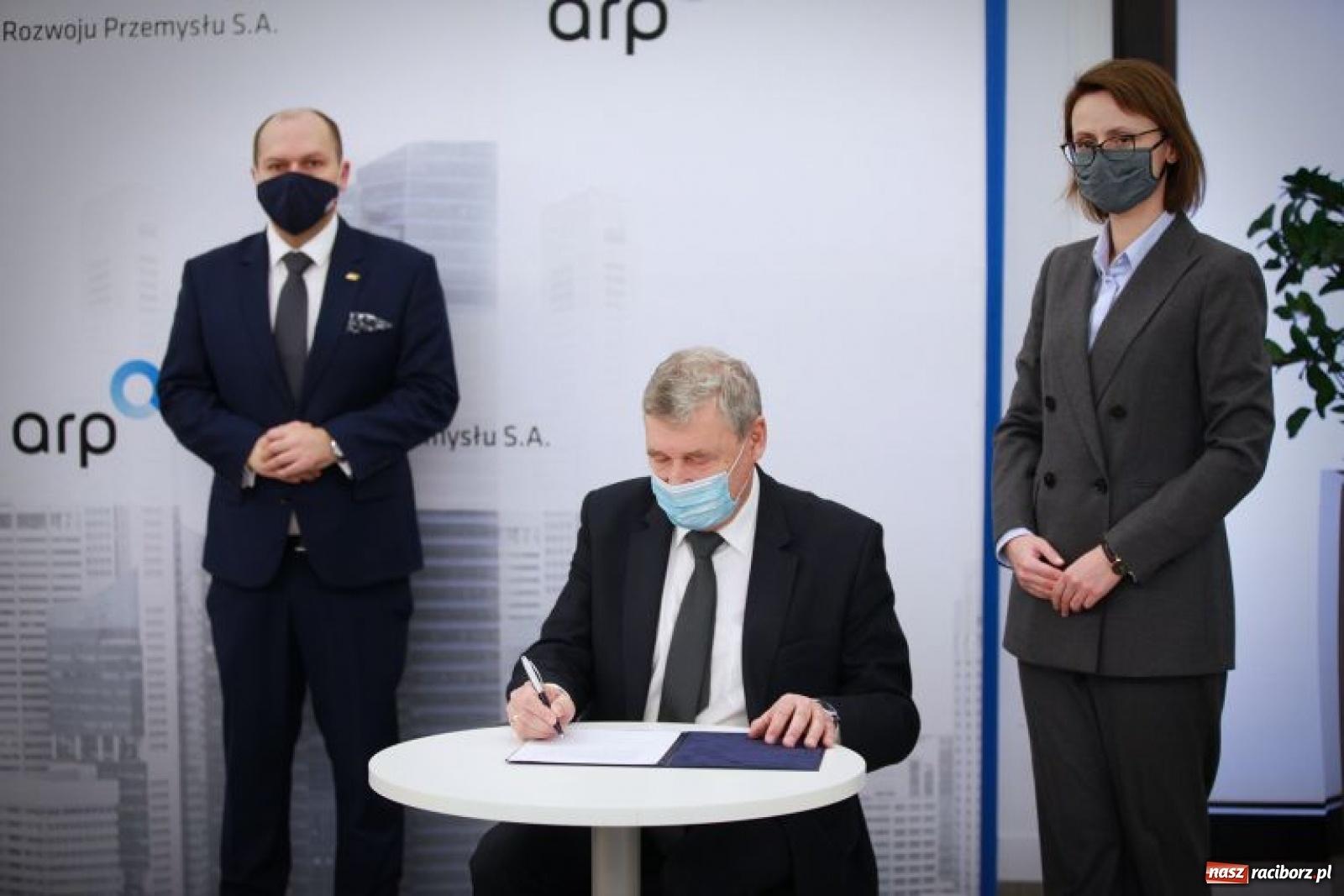 Zdjęcie w galerii na portalu naszraciborz.pl: Rafamet podpisał umowę z ARP Leasing oraz PKP Intercity Remtrak  wiadomości z regionu