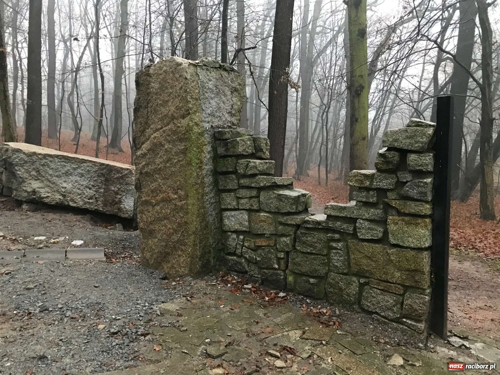 Zdjęcie w galerii na portalu naszraciborz.pl: Tyle zostało z kamiennej bramy w raciborskim Arboretum [FOTO] wiadomości z regionu