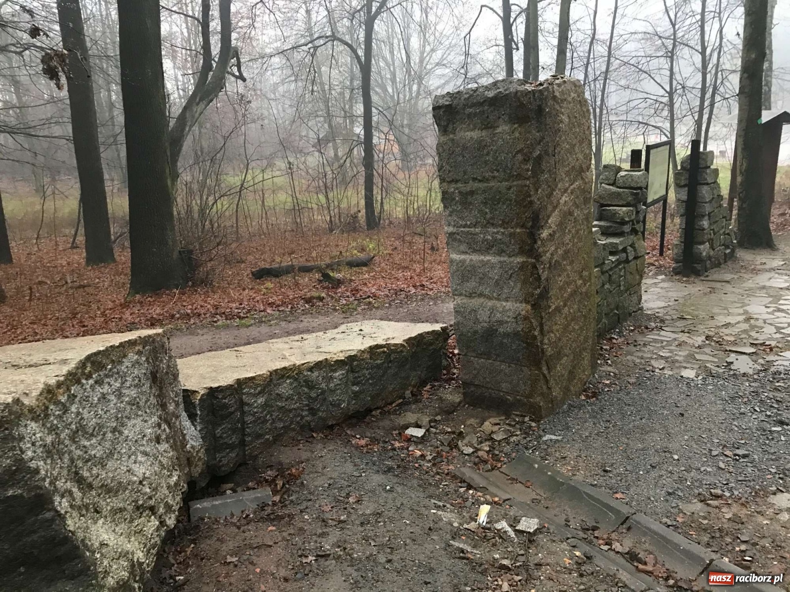 Zdjęcie w galerii na portalu naszraciborz.pl: Tyle zostało z kamiennej bramy w raciborskim Arboretum [FOTO] wiadomości z regionu
