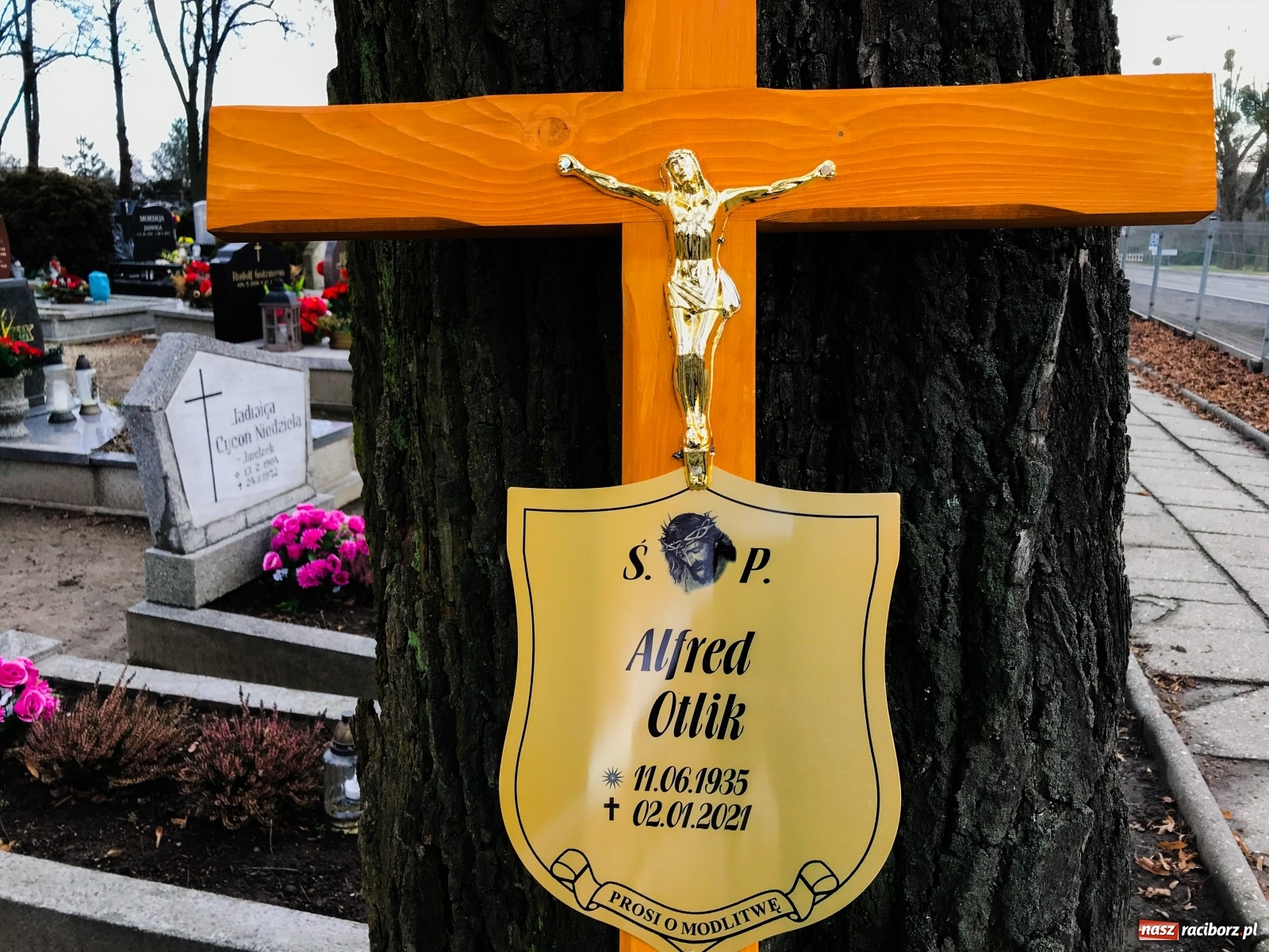 Zdjęcie w galerii na portalu naszraciborz.pl: Na cmentarzu na Starej Wsi pożegnano śp. Alfreda Otlika  wiadomości z regionu