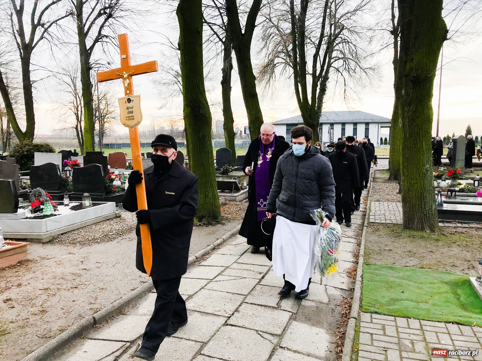 Zdjęcie w galerii na portalu naszraciborz.pl: Na cmentarzu na Starej Wsi pożegnano śp. Alfreda Otlika  wiadomości z regionu