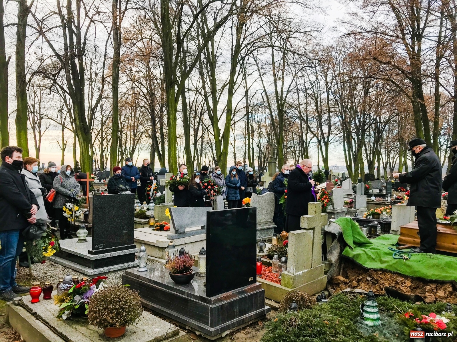 Zdjęcie w galerii na portalu naszraciborz.pl: Na cmentarzu na Starej Wsi pożegnano śp. Alfreda Otlika  wiadomości z regionu