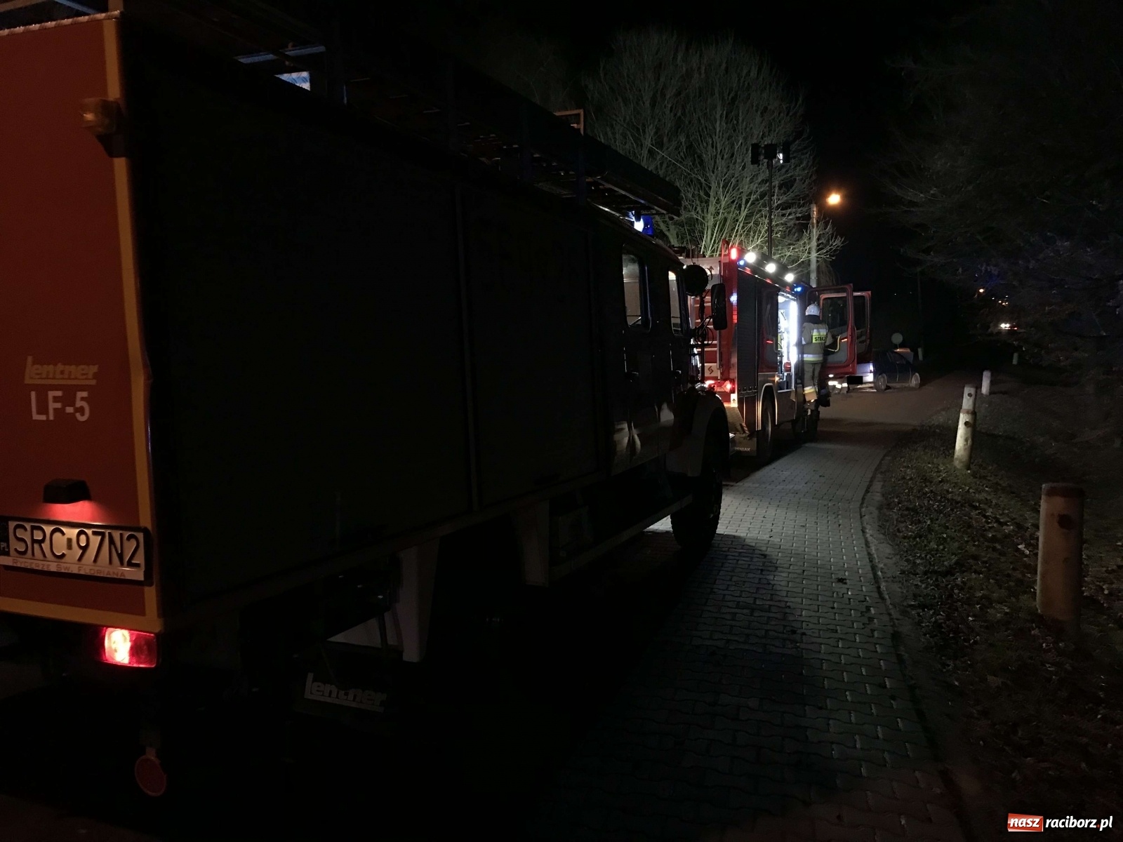 Zdjęcie w galerii na portalu naszraciborz.pl: Opel rozbił się przy kościółku w Pietrowicach Wielkich [FOTO] wiadomości z regionu