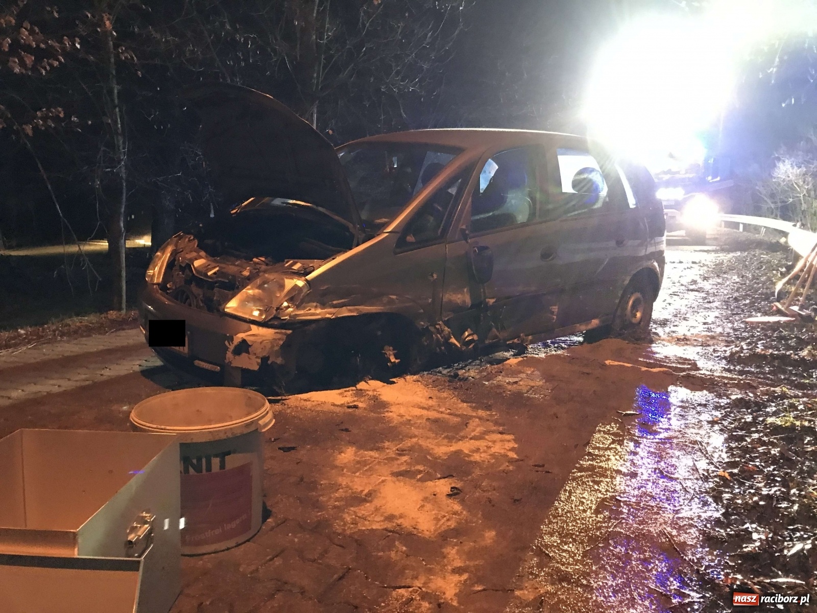 Zdjęcie w galerii na portalu naszraciborz.pl: Opel rozbił się przy kościółku w Pietrowicach Wielkich [FOTO] wiadomości z regionu