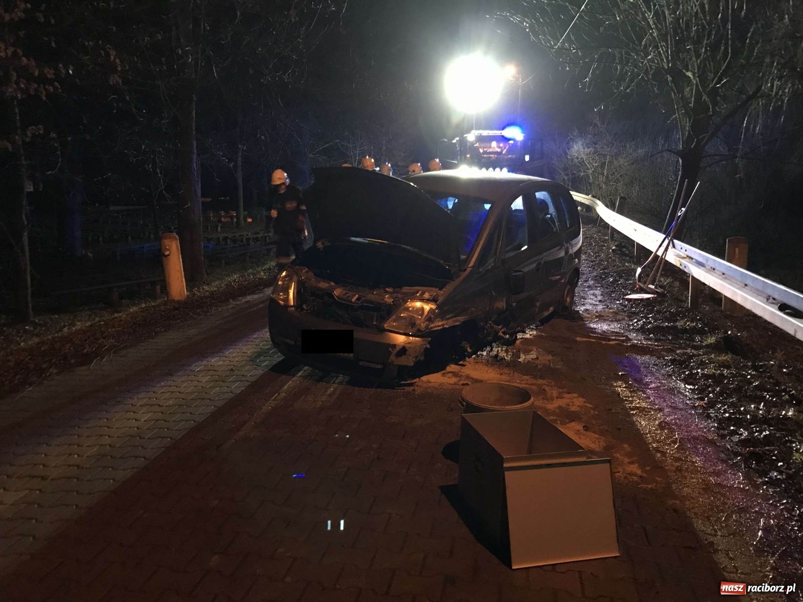 Zdjęcie w galerii na portalu naszraciborz.pl: Opel rozbił się przy kościółku w Pietrowicach Wielkich [FOTO] wiadomości z regionu