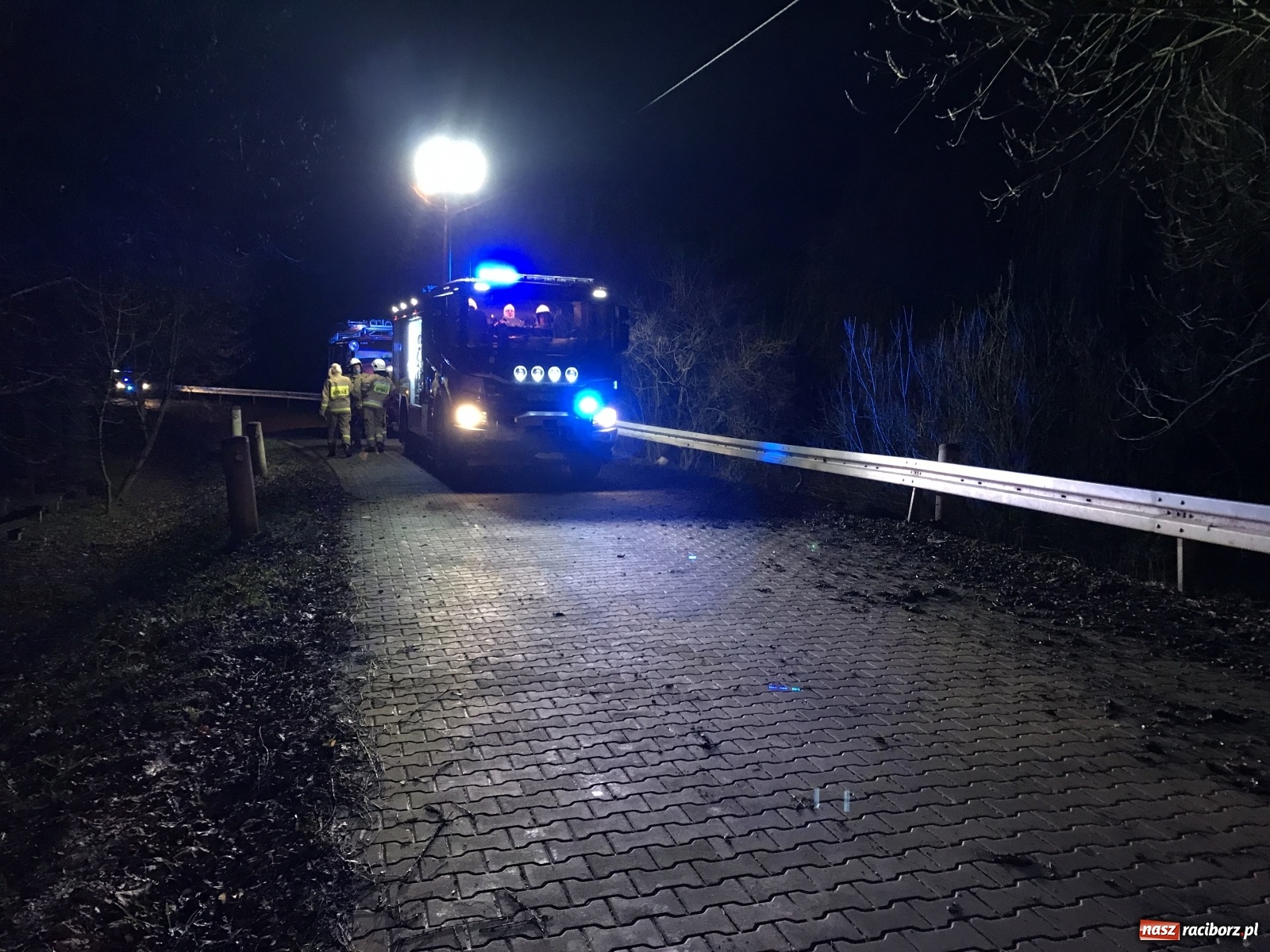 Zdjęcie w galerii na portalu naszraciborz.pl: Opel rozbił się przy kościółku w Pietrowicach Wielkich [FOTO] wiadomości z regionu