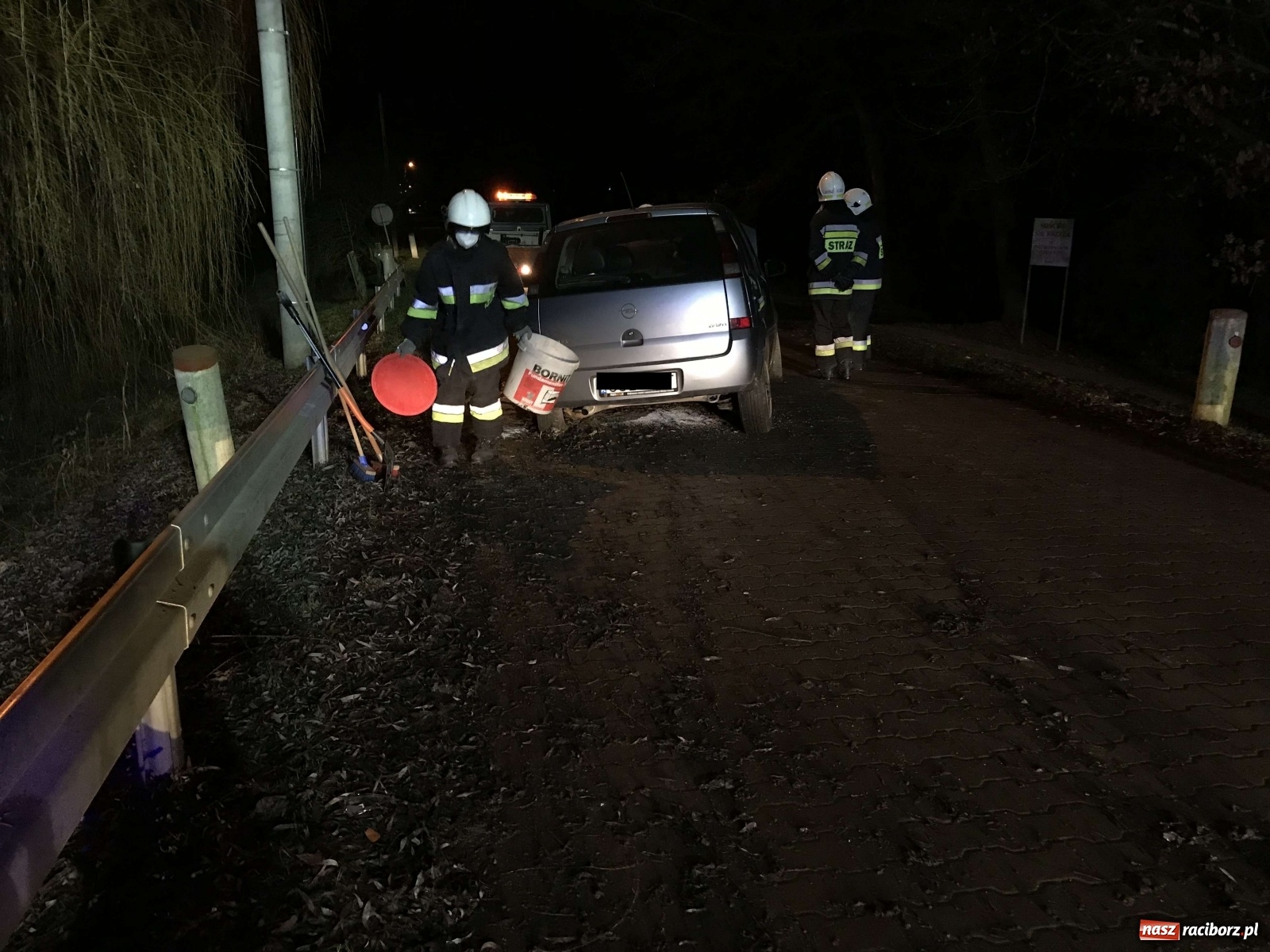 Zdjęcie w galerii na portalu naszraciborz.pl: Opel rozbił się przy kościółku w Pietrowicach Wielkich [FOTO] wiadomości z regionu