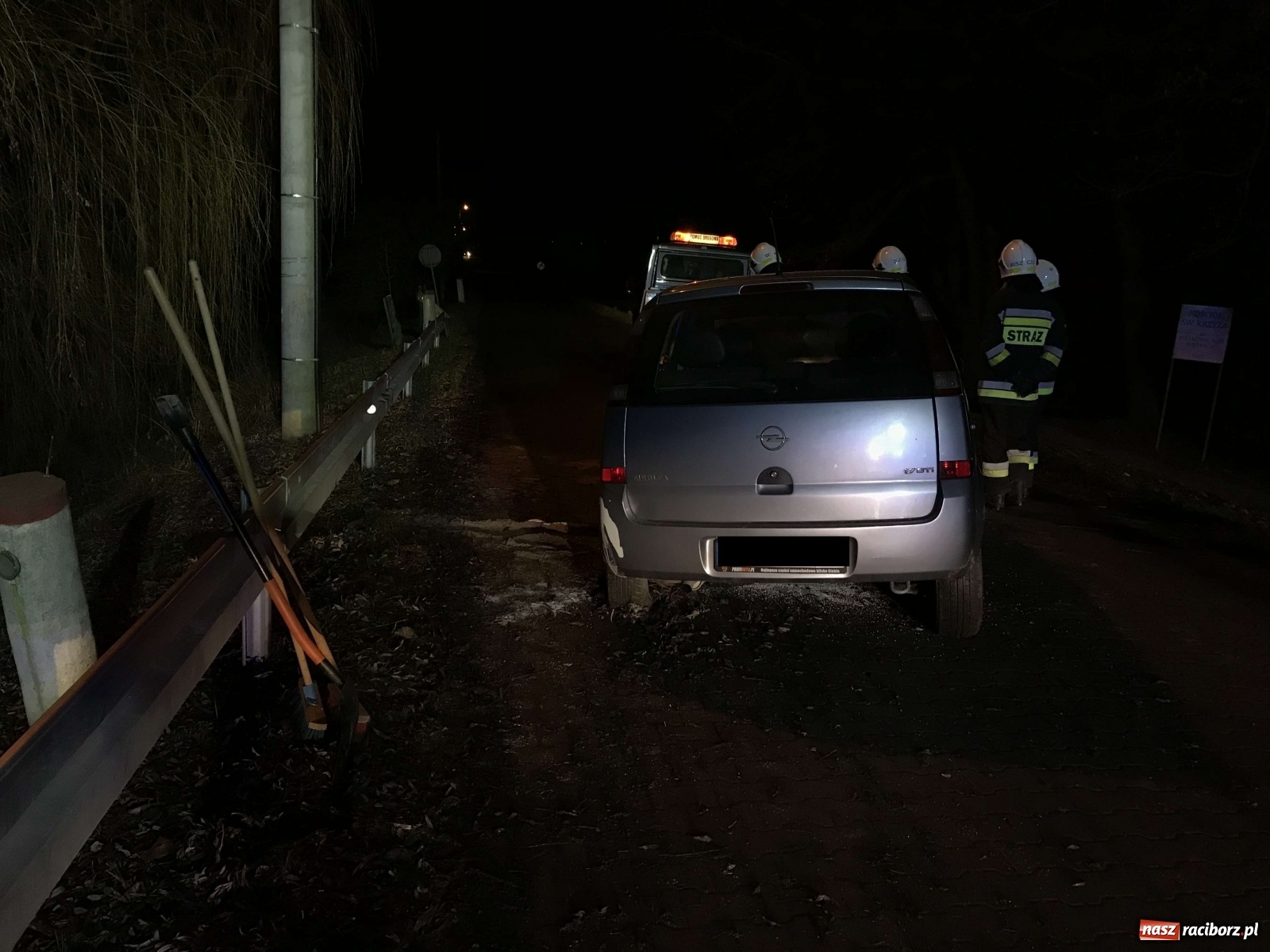 Zdjęcie w galerii na portalu naszraciborz.pl: Opel rozbił się przy kościółku w Pietrowicach Wielkich [FOTO] wiadomości z regionu