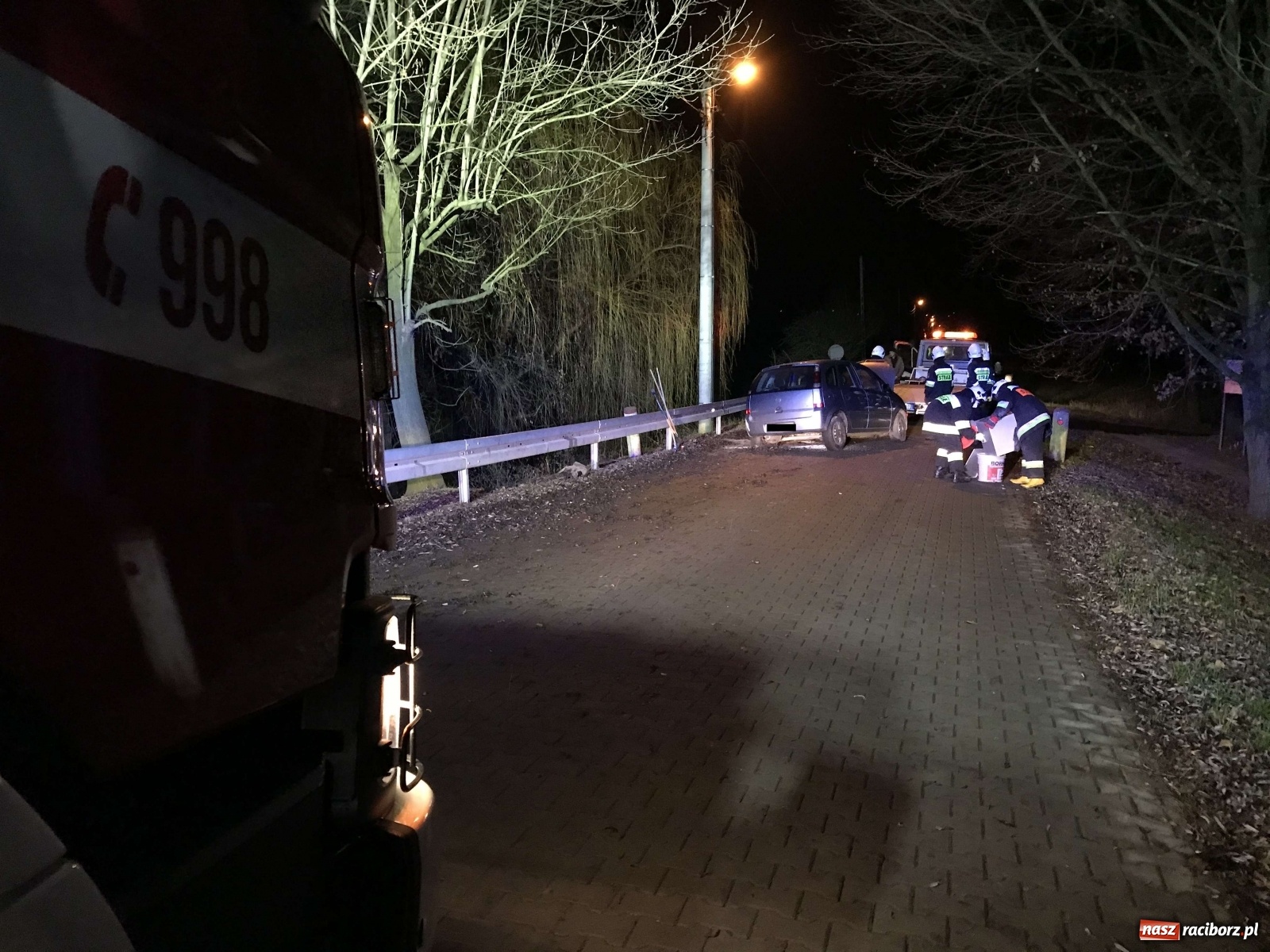 Zdjęcie w galerii na portalu naszraciborz.pl: Opel rozbił się przy kościółku w Pietrowicach Wielkich [FOTO] wiadomości z regionu